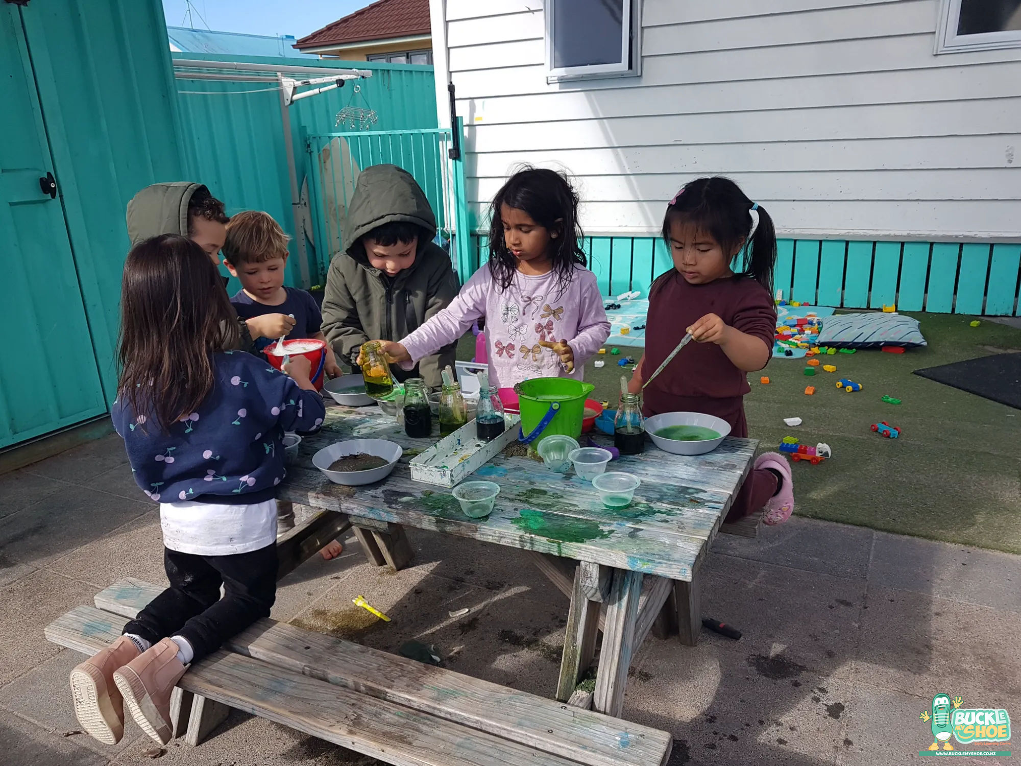 Buckle My Shoe Tauranga & Papamoa | Childcare, Preschool, Daycare | Two tamariki sharing a moment of joy while collaborating on their brew.