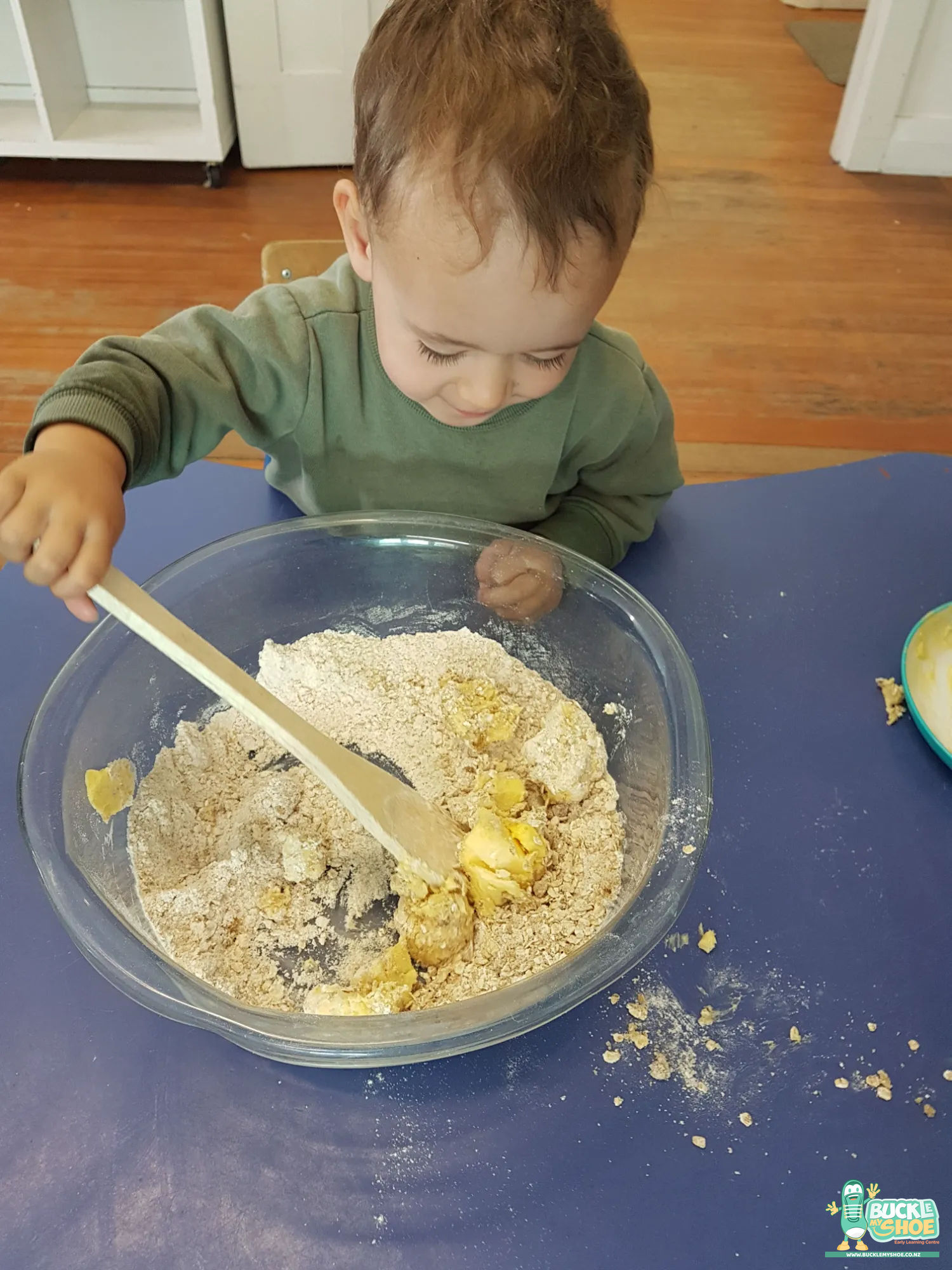 Buckle My Shoe Tauranga & Papamoa | Childcare, Preschool, Daycare | A group of children kneeling together to watch dough rise and bake.