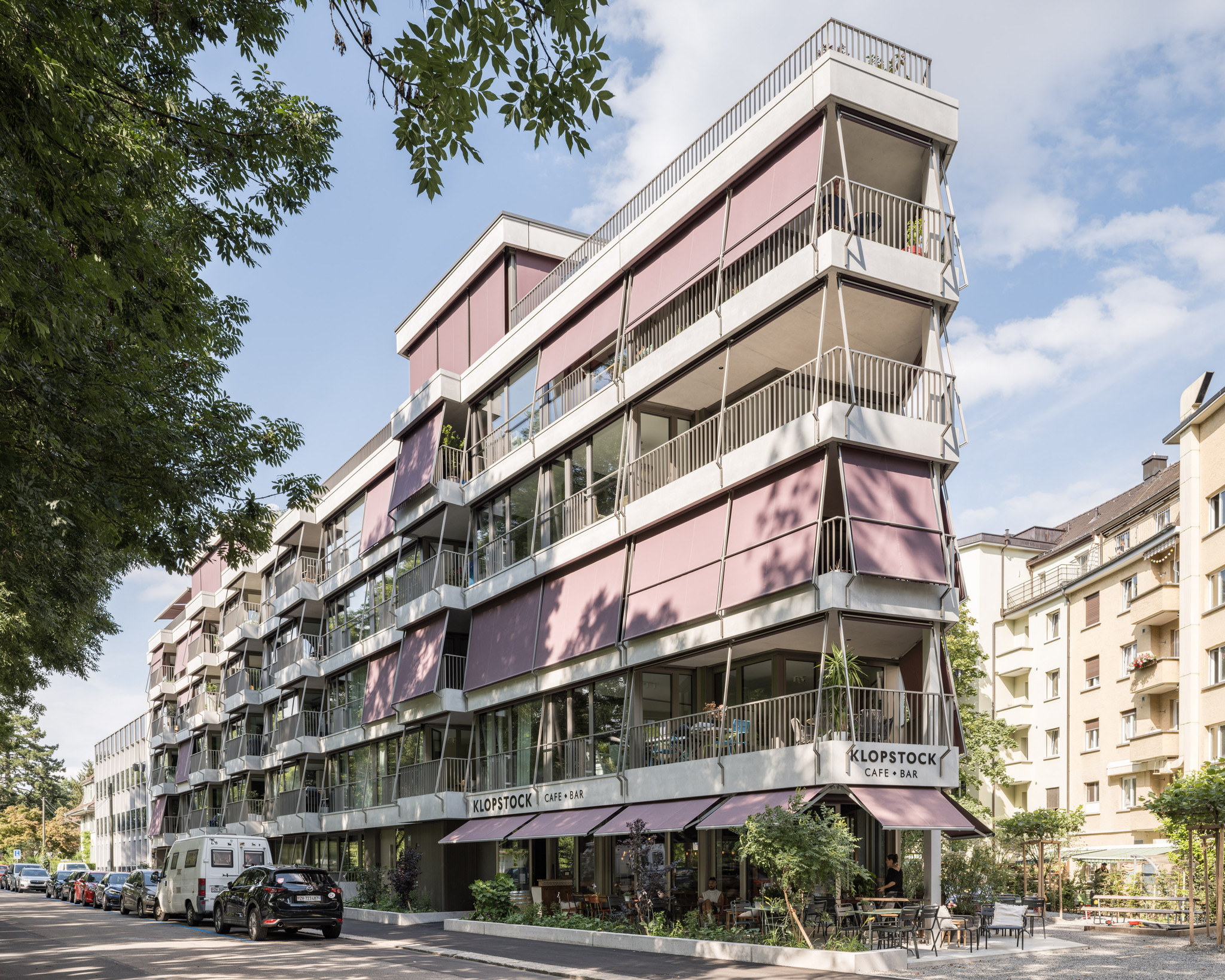Der Sonnenschutz aus schräg gestellten Stoffstoren prägt die Erscheinung des Wohnhauses an der Klopstockstrasse in Zürich.