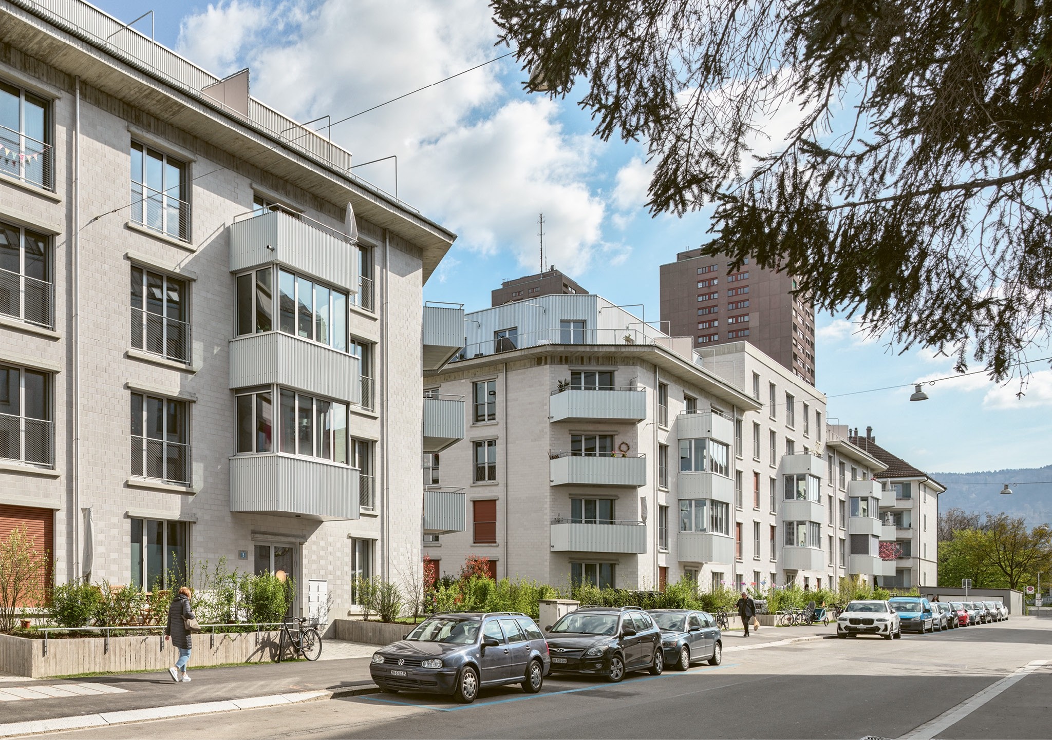 Von der Eglistrasse führt die private Egligasse ins Innere der Siedlung. Foto: Hannes Henz