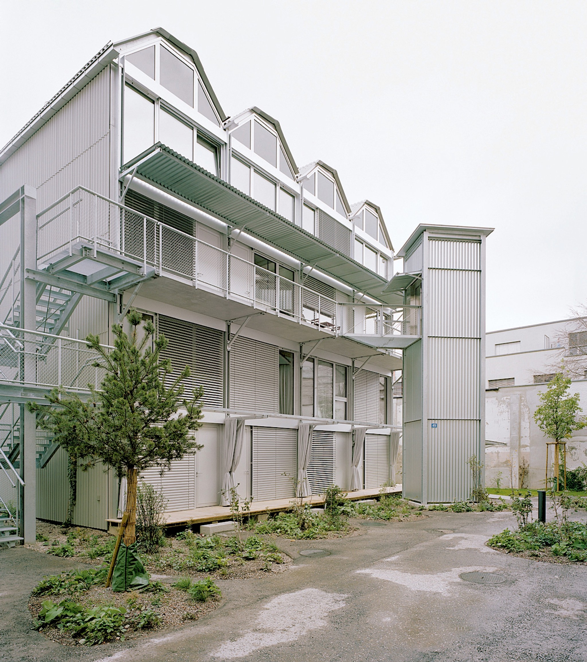 Das Haus im Matthäusquartier greift die gewerbliche Stimmung des Hinterhofs auf.