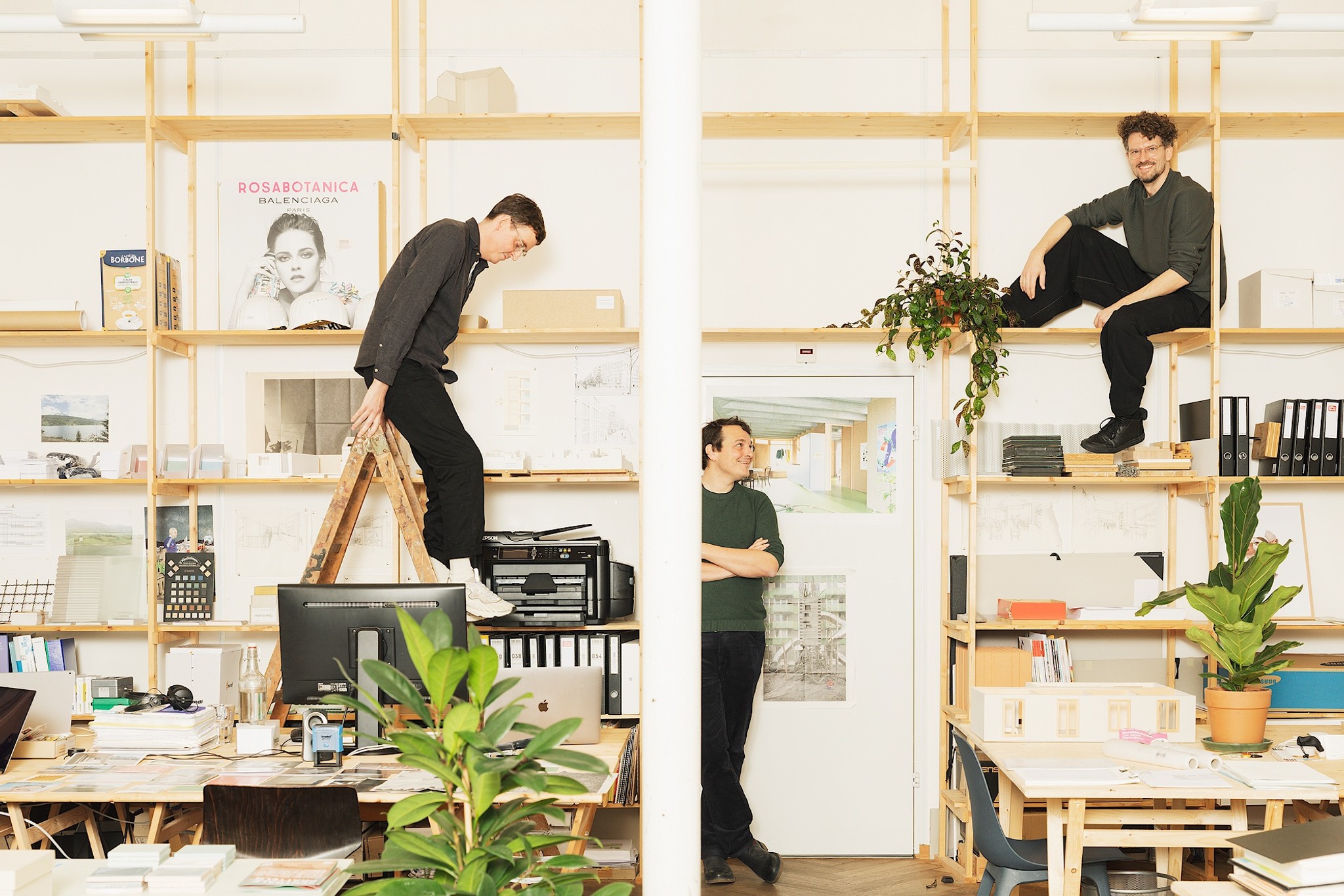 Die Partner von Stereo Architektur: Jonathan Hermann, Claudio Meletta und Martin Risch in ihrem Büro auf dem Gundeldinger Feld in Basel. Foto: Derek Li Wan Po