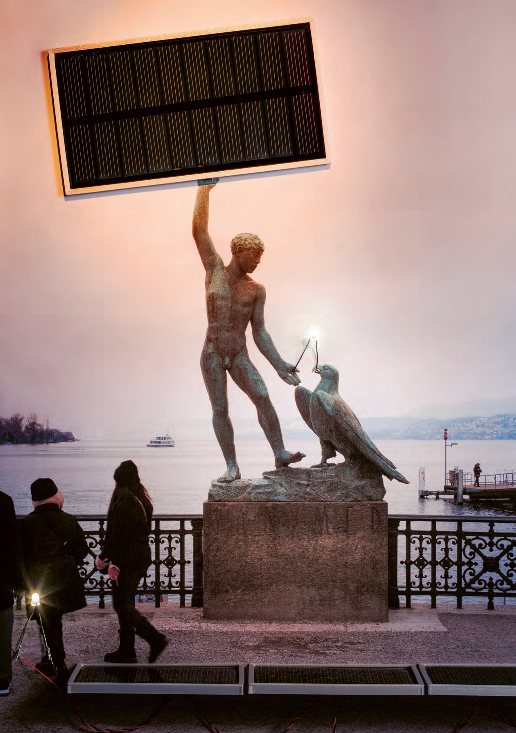 Die Stadt als solares Kraftwerk? Noch weiss niemand, wie sie aussehen wird. Die Fotografen Jojakim Cortis und Adrian Sonderegger haben schon mal angefangen, an ihr zu basteln mit ihren augenzwinkernden Collagen für das Themenheft «Solaris #7».