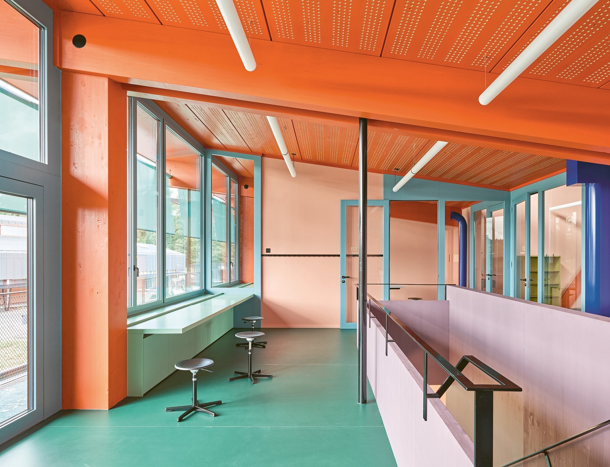 Die Treppe erschliesst jeweils zwei Klassenzimmer mit Gruppenräumen.