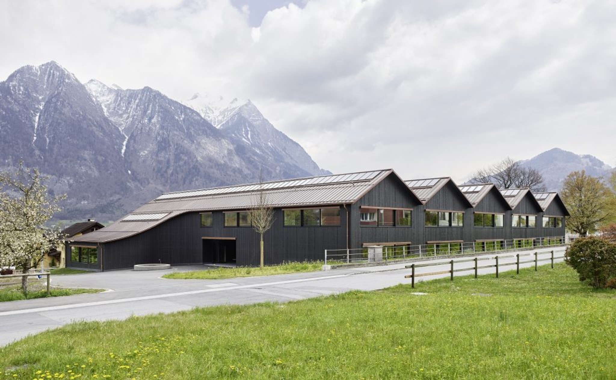 1. Preis: Schulhaus Feld, Azmoos. Foto: Georg Aerni