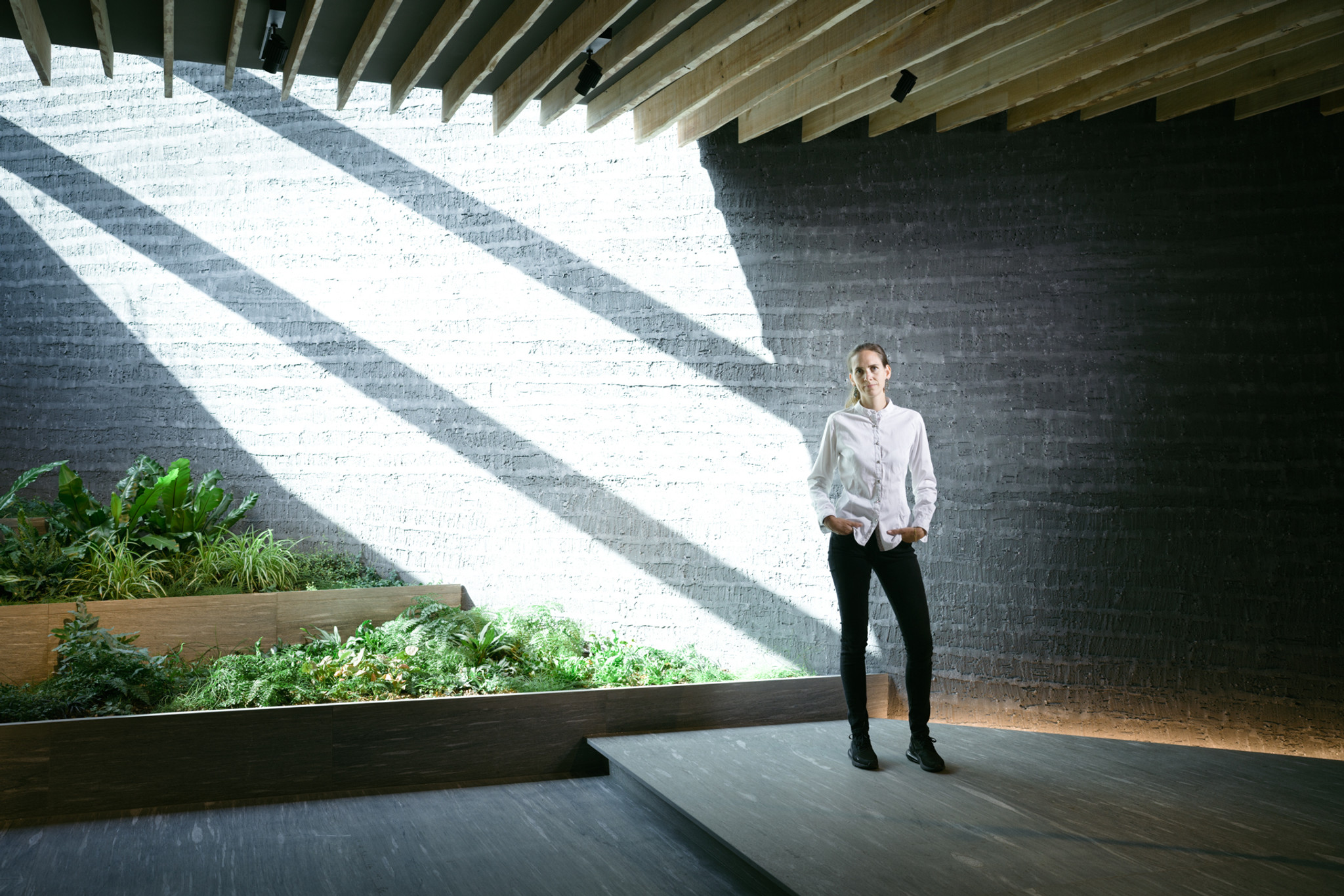 Artemis Truffer in ihrem Geschäftshaus, entworfen von Kengo Kuma.