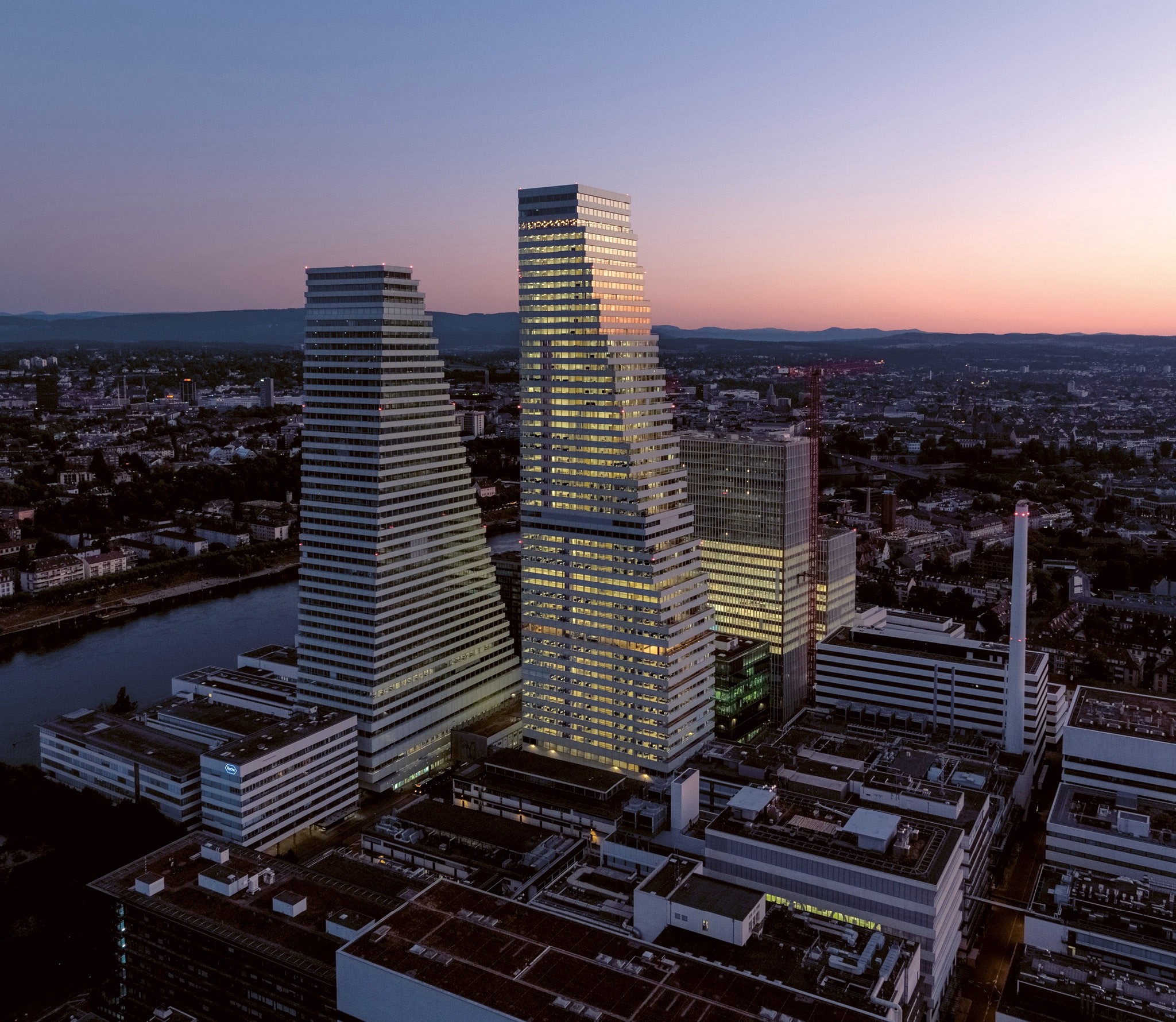 Der zweite Roche-Turm in Basel überragt den ersten um 27 Meter und baut den Schweizer Höhenrekord auf 205 Meter aus.