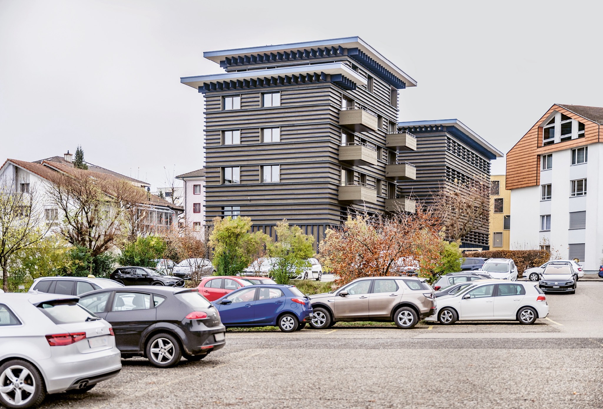Das ‹Haus des Holzes› will städtisch sein, wirkt aber abweisend. Immerhin vor den Wohnungsfenstern machen die Holzlamellen halt.