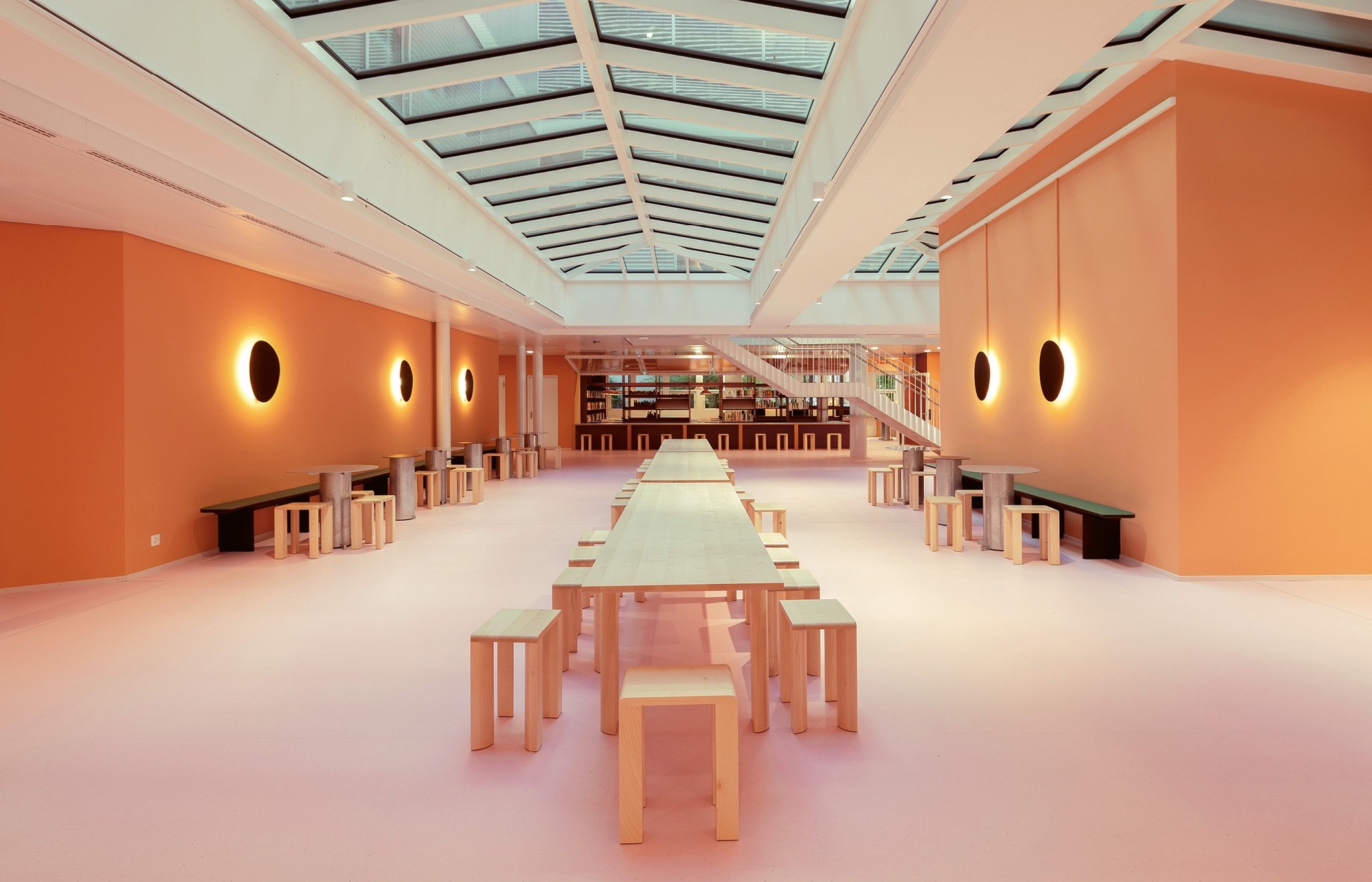 Kueng und Caputo haben die Eingangshalle als offene Piazza gestaltet, die sich von der Bibliothek über die Cafeteria bis in die Flure zieht.