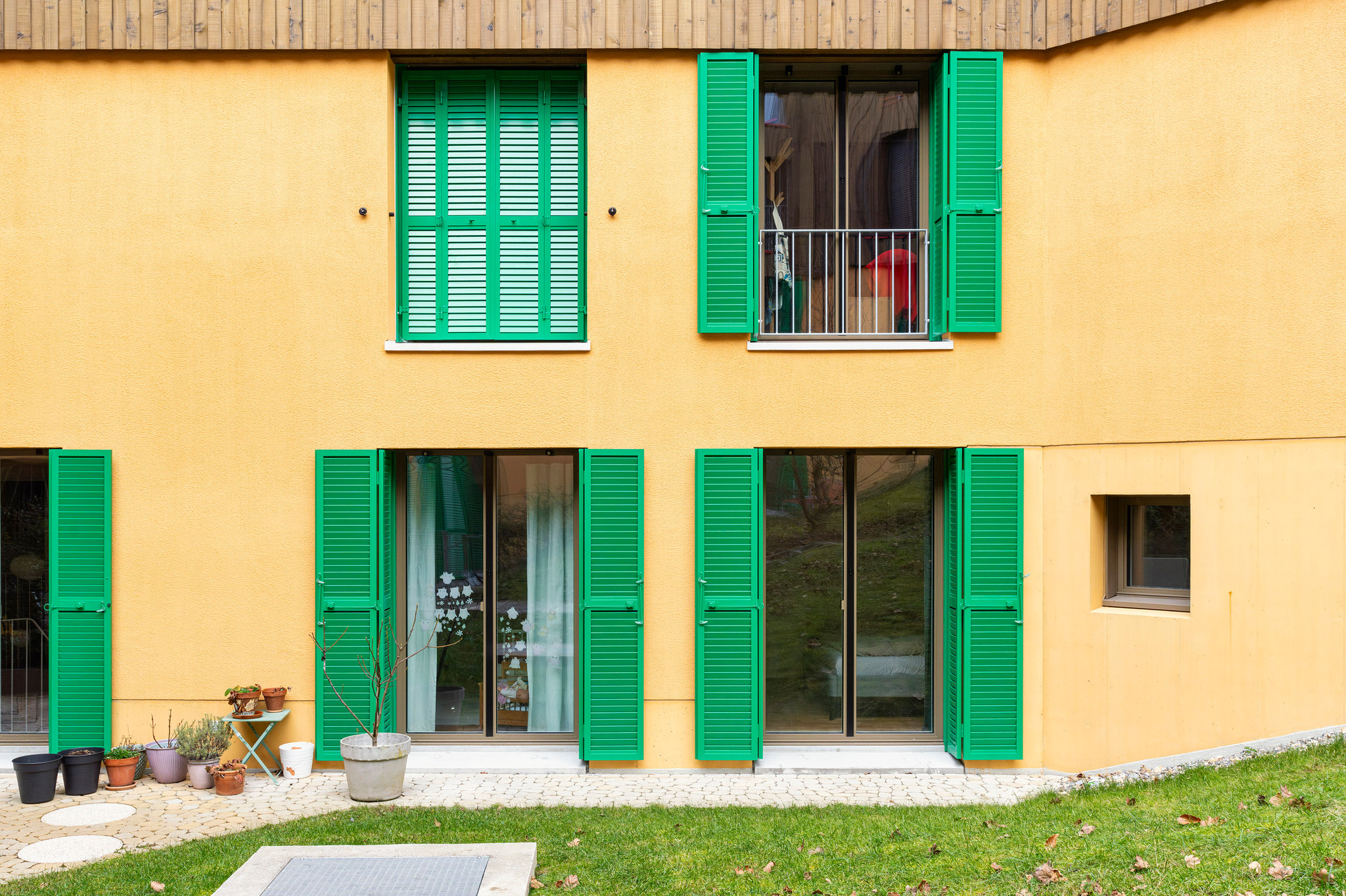 Die venezianischen Klappläden prägen die Fassade der Siedlung «Vogelsang».
