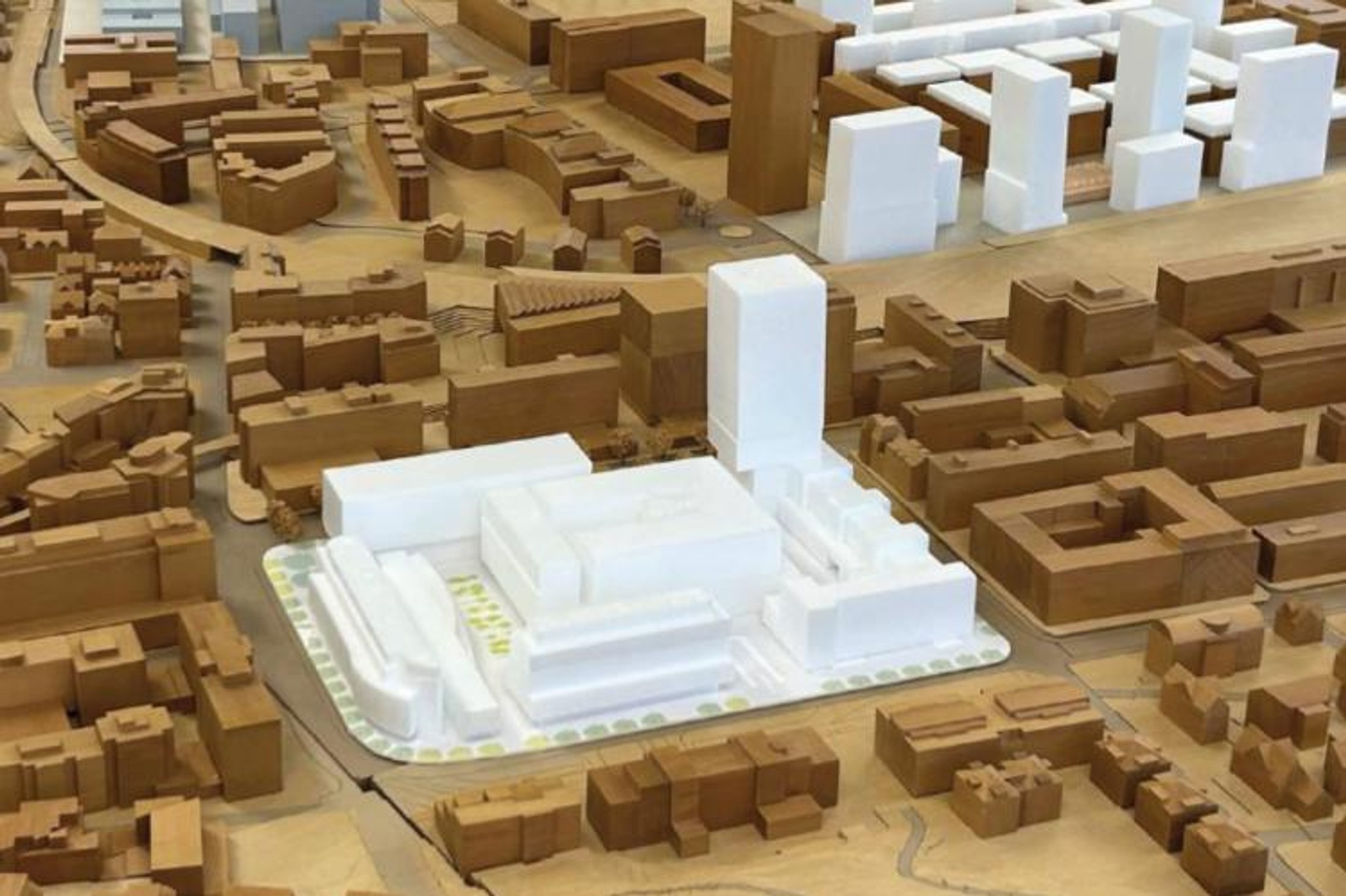 Die geplanten Erweiterungen des Metalli auf dem Zuger Stadtmodell.
