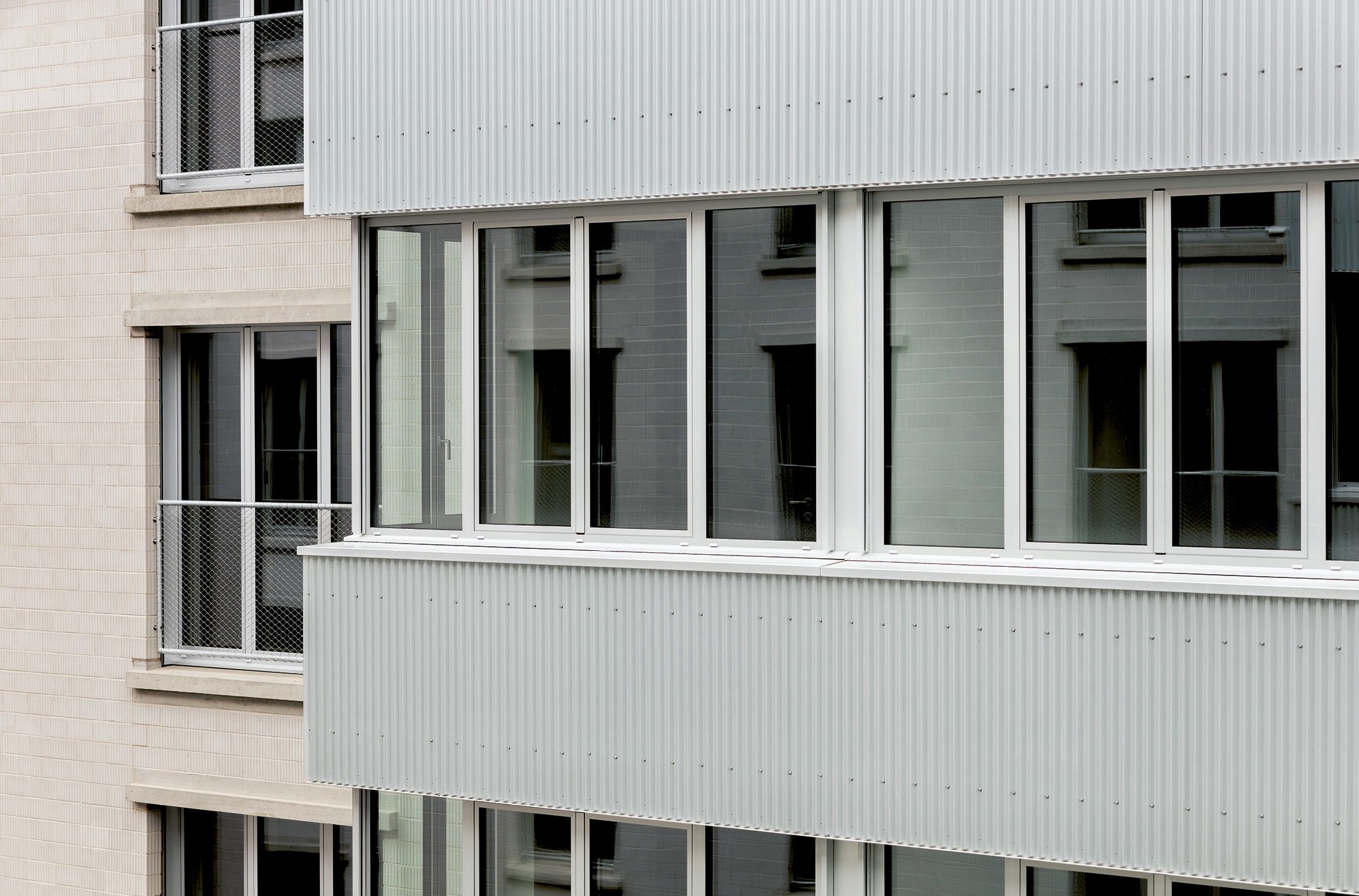Die Metallfenster stärken die industrielle Anmutung der Architektur.