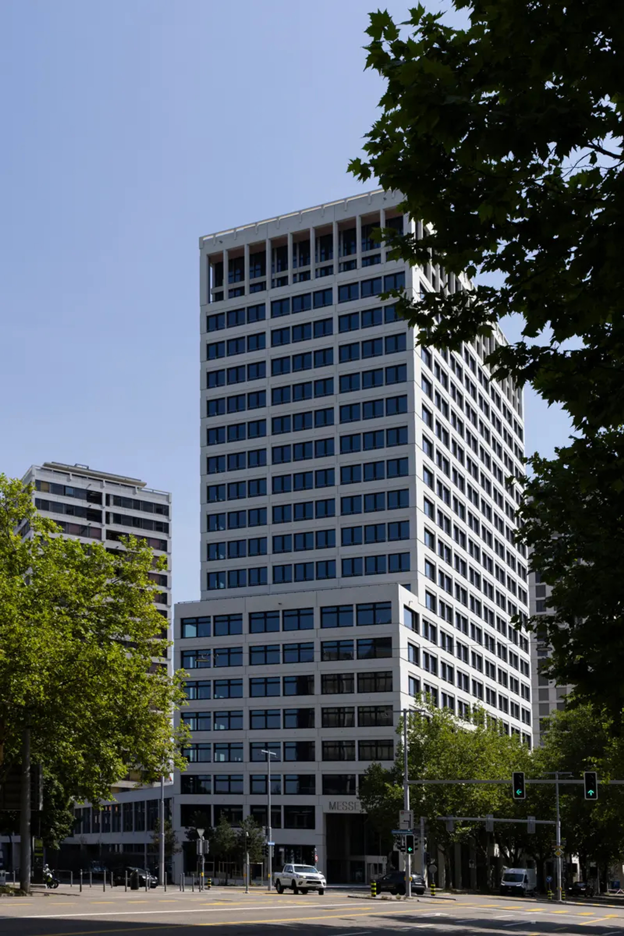 Der Messeturm in Oerlikon, eben fertig und noch leer.