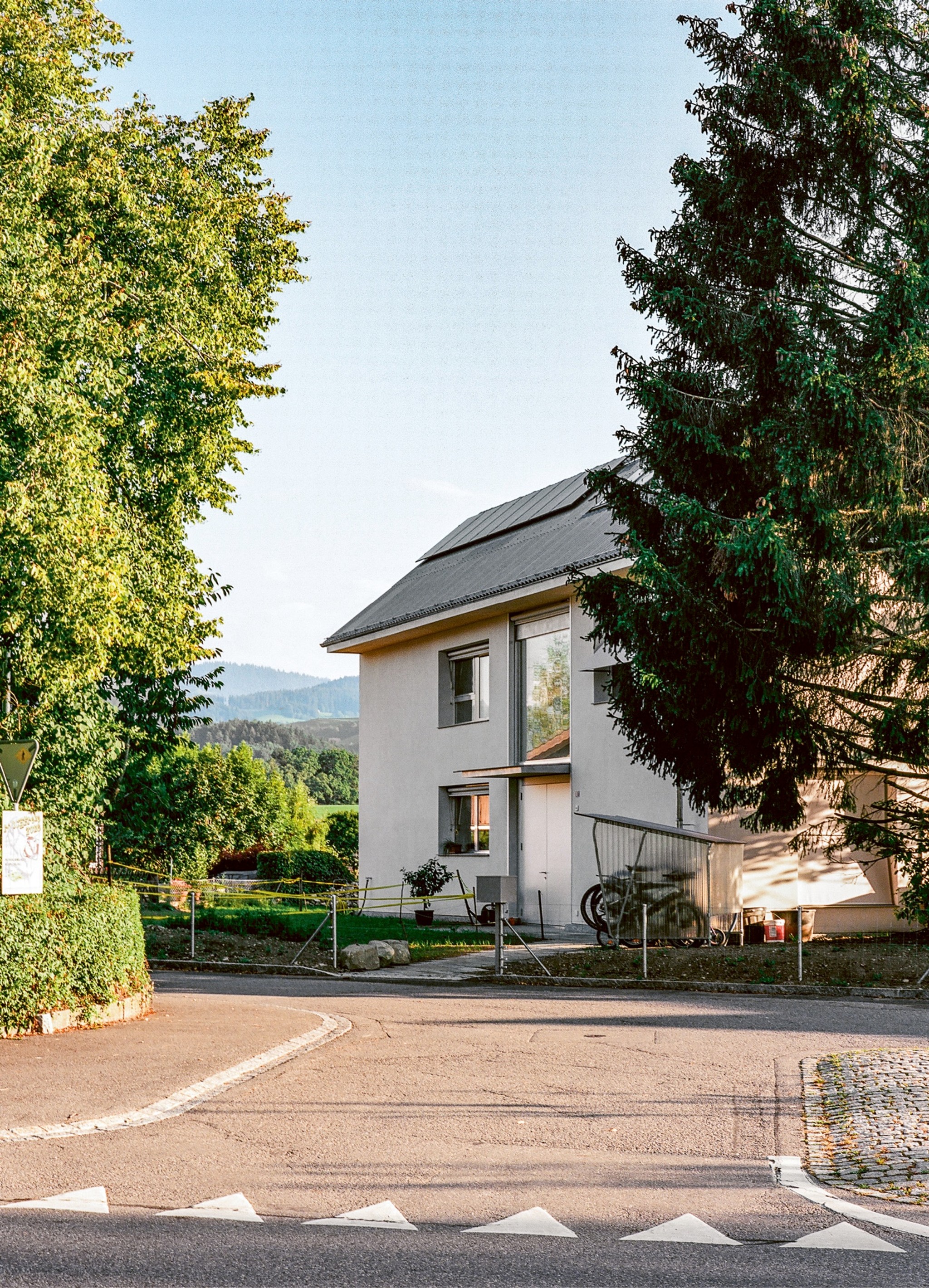 Das Haus am Mühlestutz in Schwarzenburg grenzt sich nicht zur Strasse ab.