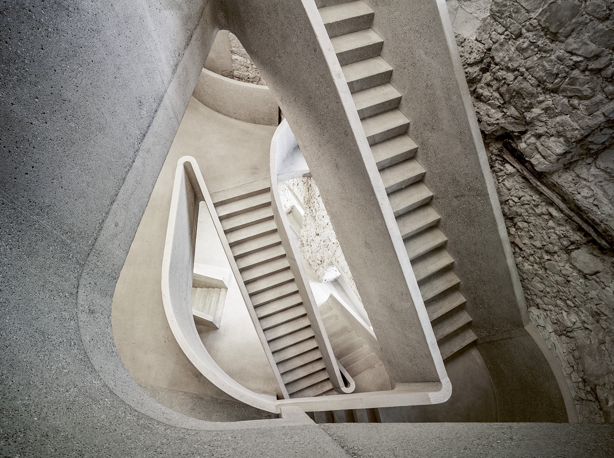 Die Formen der Treppen und Podeste im Schloss Rapperswil sollen an Gletschermühlen erinnern.