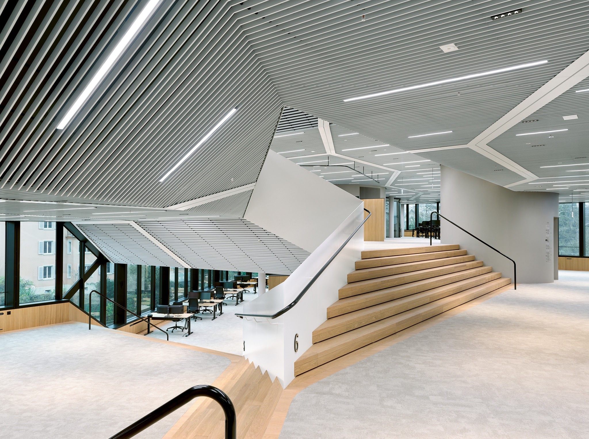 Im neuen Swica-Hauptsitz  verbinden breite Treppen jede Plattform mit den beiden benachbarten Flächen.