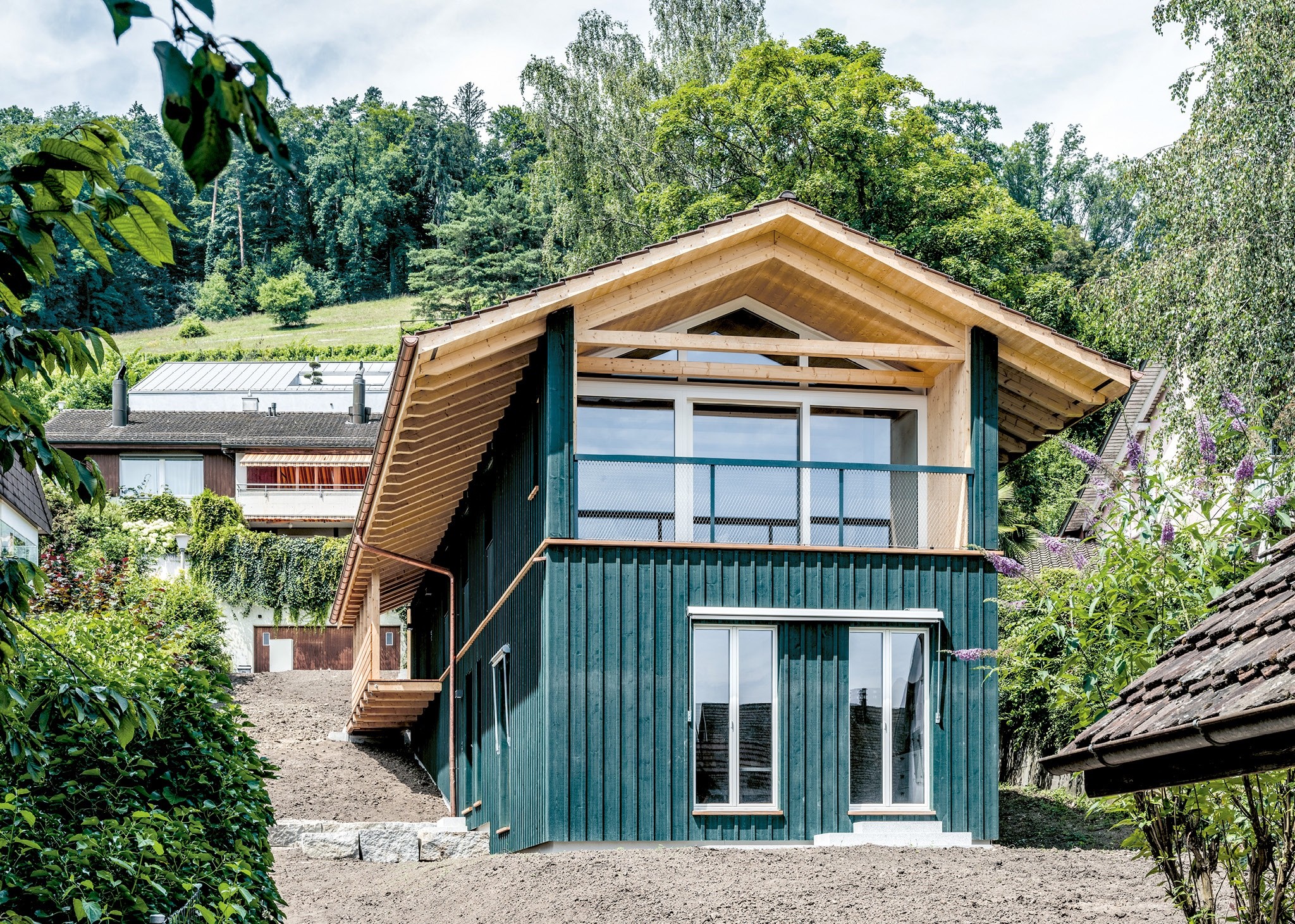Lang, schmal, an Hanglage: Um das Einfamilienhausquartier in der Zürcher Gemeinde Weiningen zu verdichten, hat das Büro Weberbrunner geschickt die schwer zu bebauende Restparzelle genutzt.