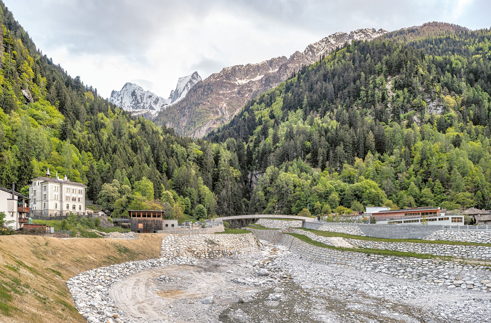 Die neue Brücke über die Bondasca verbindet die Crotti und das Gemeindehaus mit dem Dorfkern von Bondo