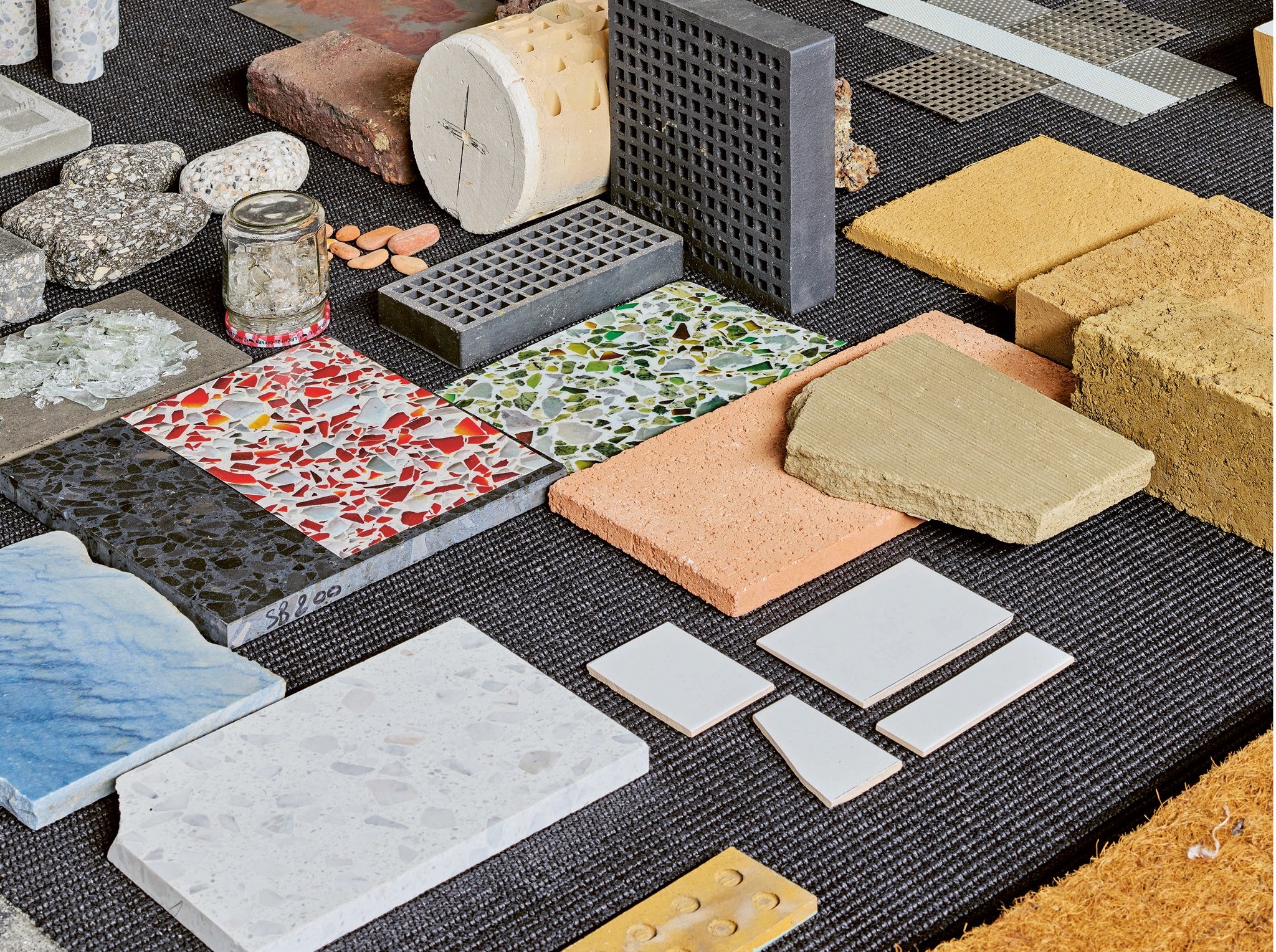 Das Handbuch versammelt diverse Aspekte von Nachhaltigkeit, darunter auch Materialsammlungen. Sie sind für viele Kreativunternehmen eine wichtige Grundlage. Foto: Mark Niedermann