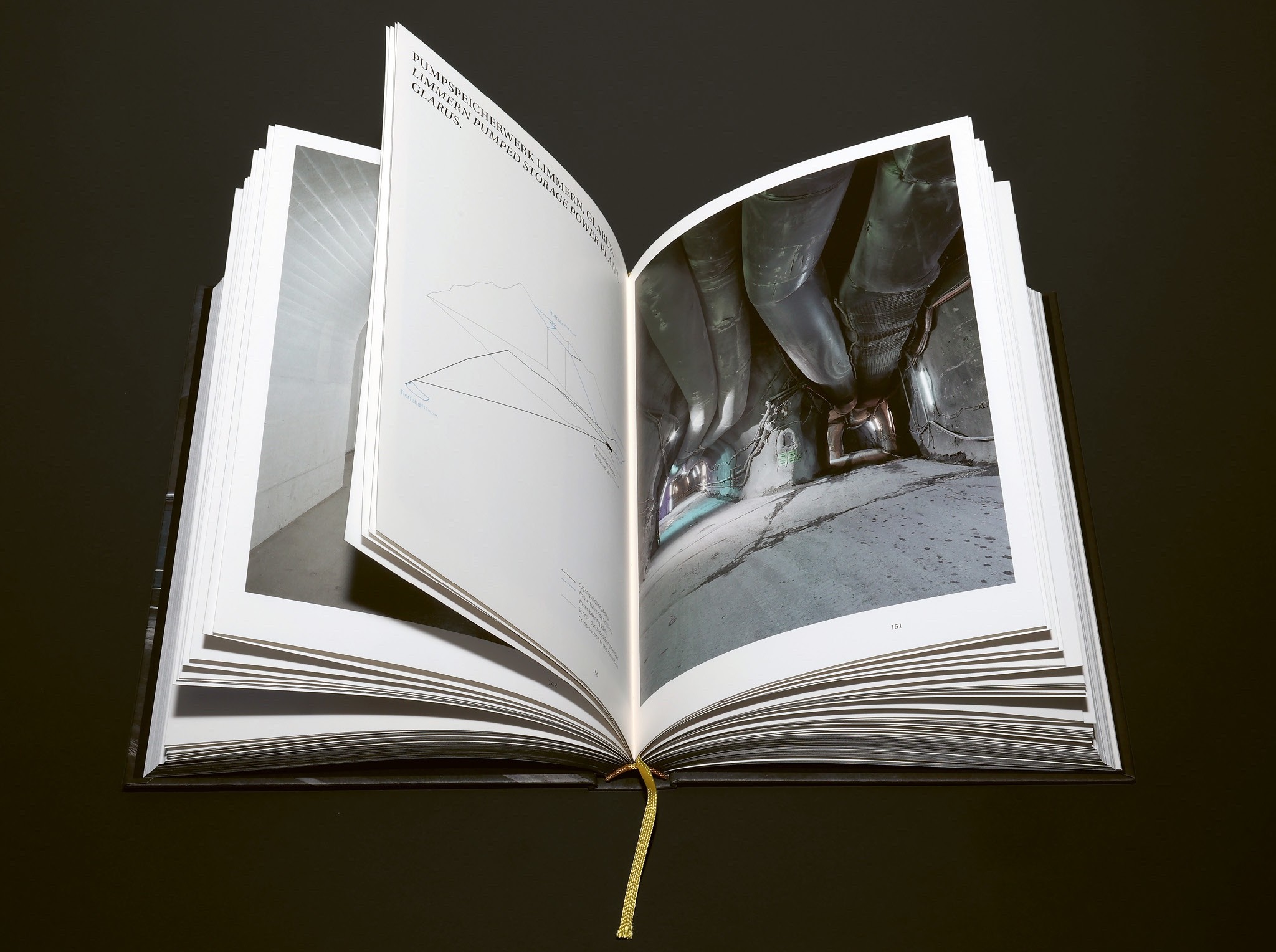 Kurztexte und schlichte Plangrafiken ergänzen die teils rätselhaften Fotos von Kuster Frey.