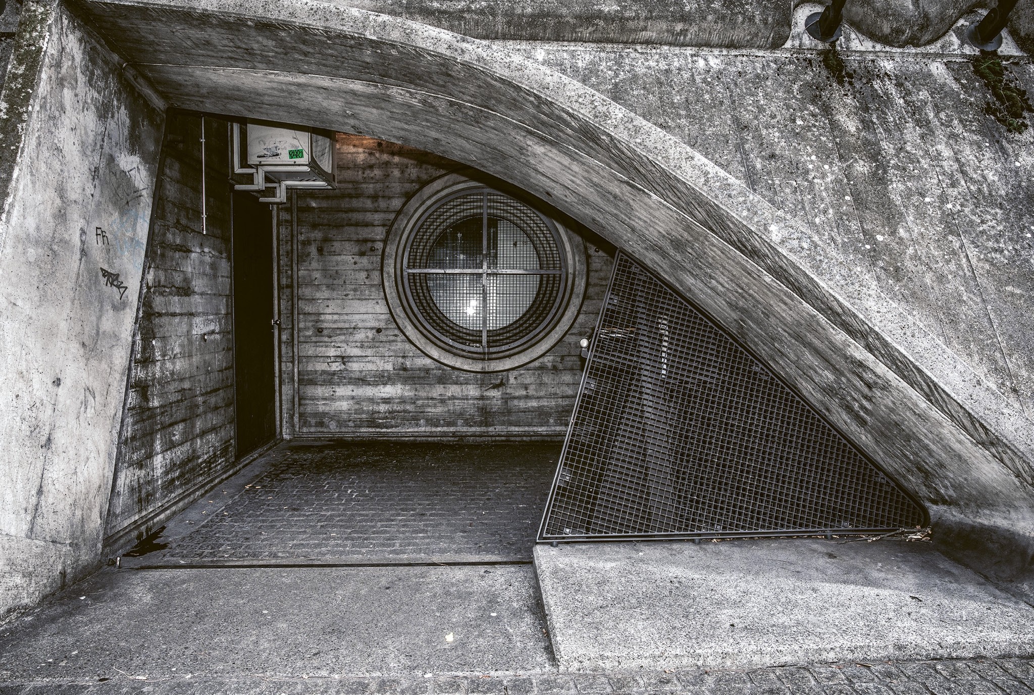 Ein Abgang zum Perron des Bahnhofs Stadelhofen – und das Auge des Schöpfers?