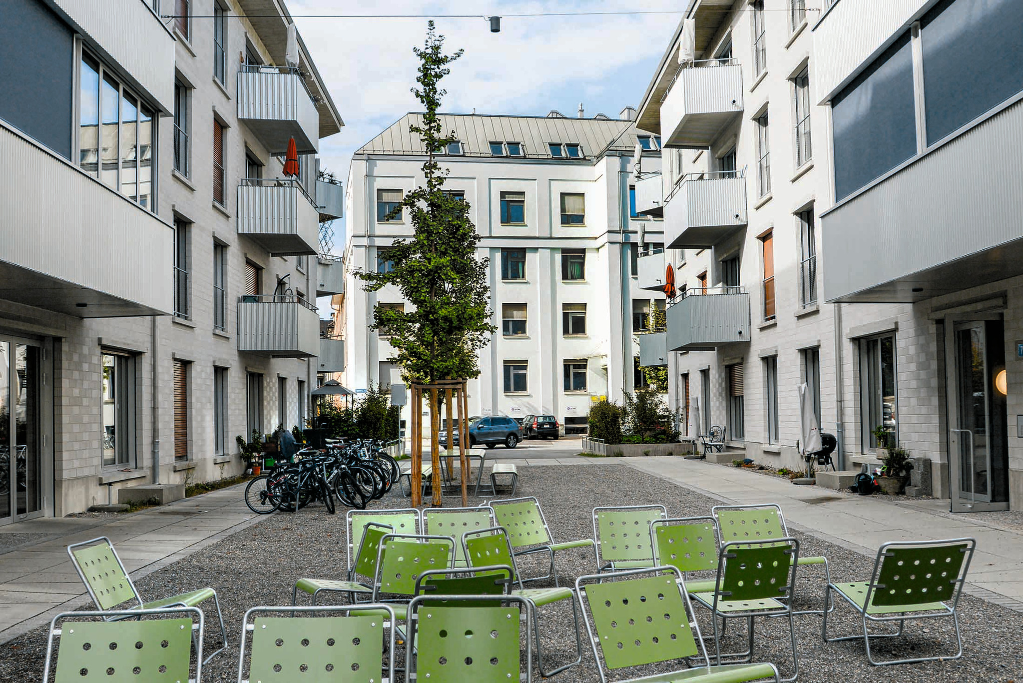 Die Egligasse ist das gemeinschaftliche Rückgrat der Siedlung – alle Wege führen hier durch.