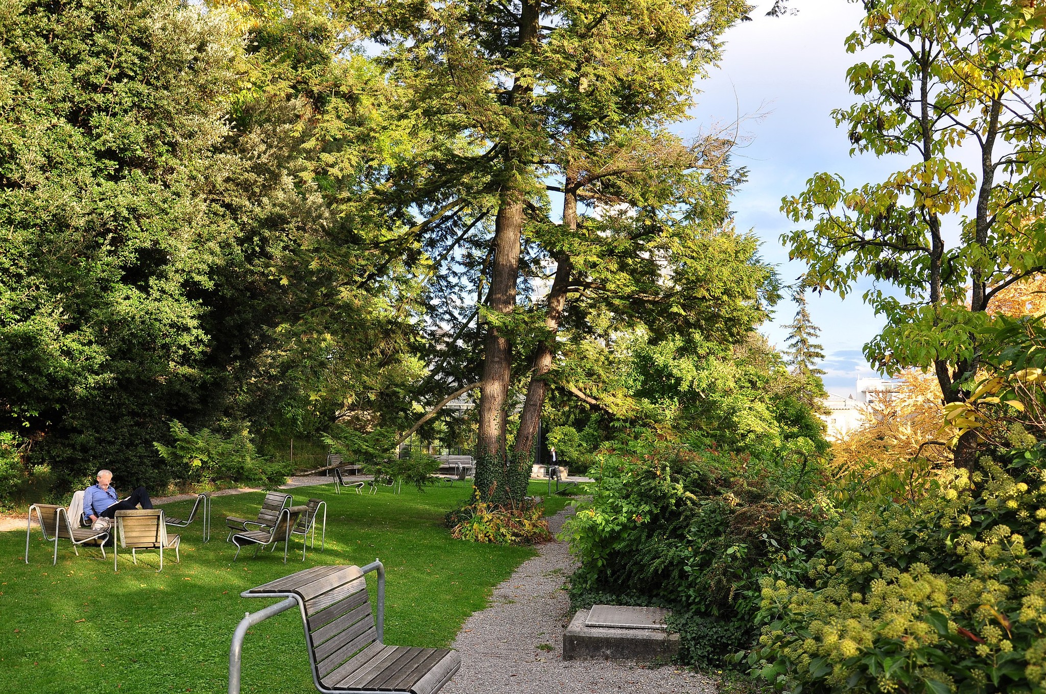 In dichten Siedlungsgebieten sind akustisch gute Erholungsräume wichtig; hier zum Beispiel der Alte Botanische Garten in Zürich. Foto: Wikimedia Commons, Roland zh