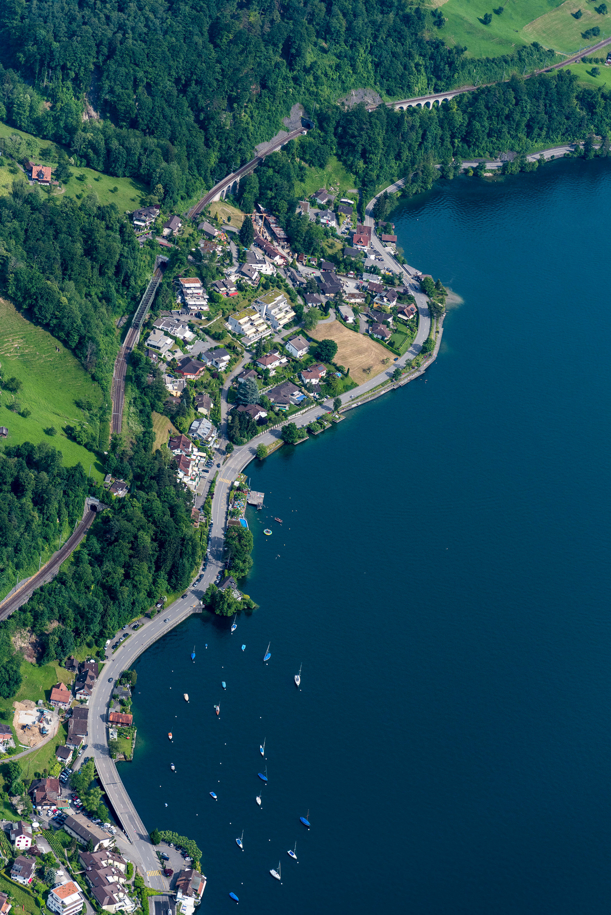 Die Artherstrasse südlich von Walchwil.