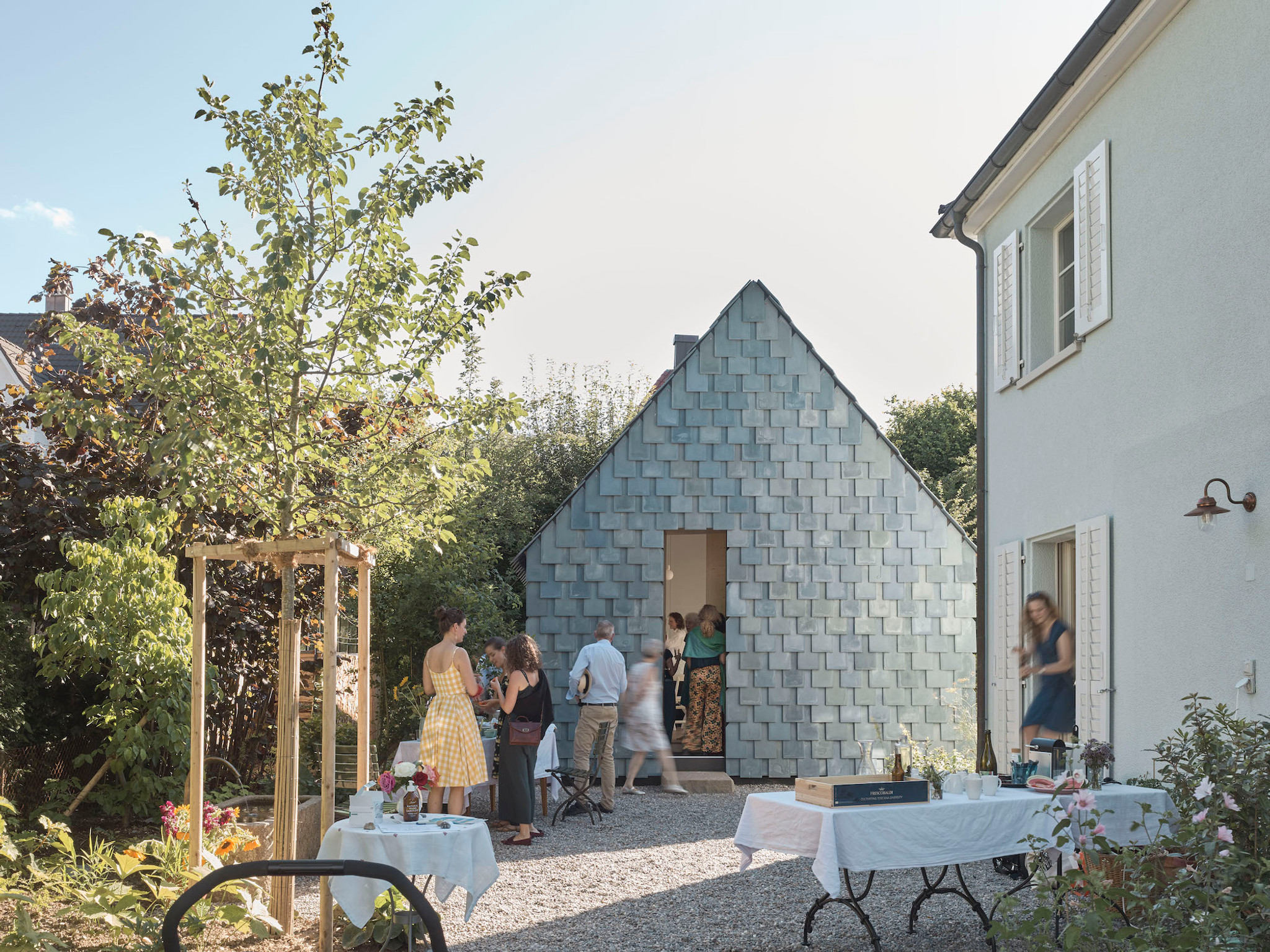 Der Musikpavillon teilt den Garten in zwei Bereiche.