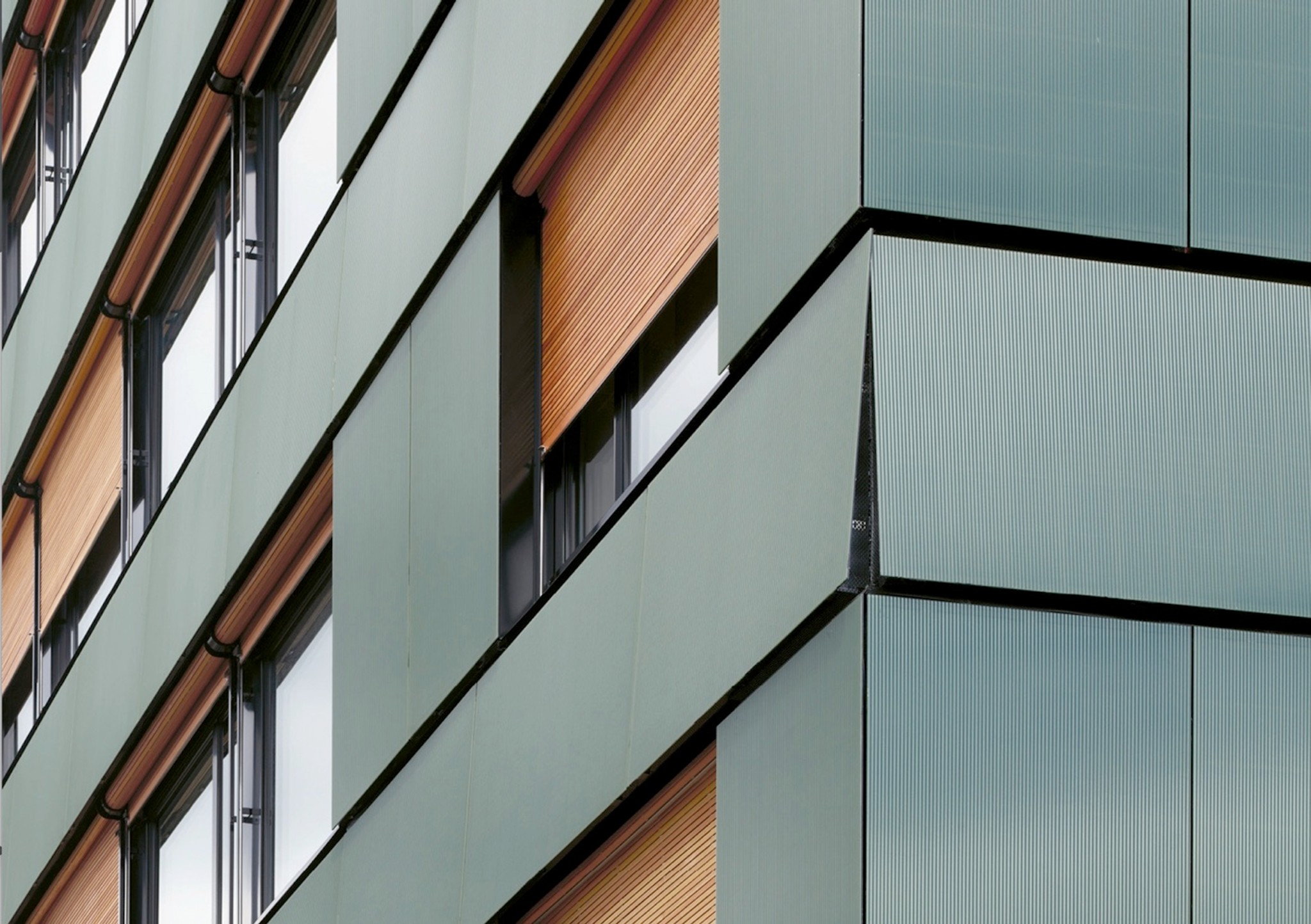 Weil das Standardformat der Solarmodule nicht passend ist, kippt es nun bei den Fensterbrüstungen leicht aus dem Lot.