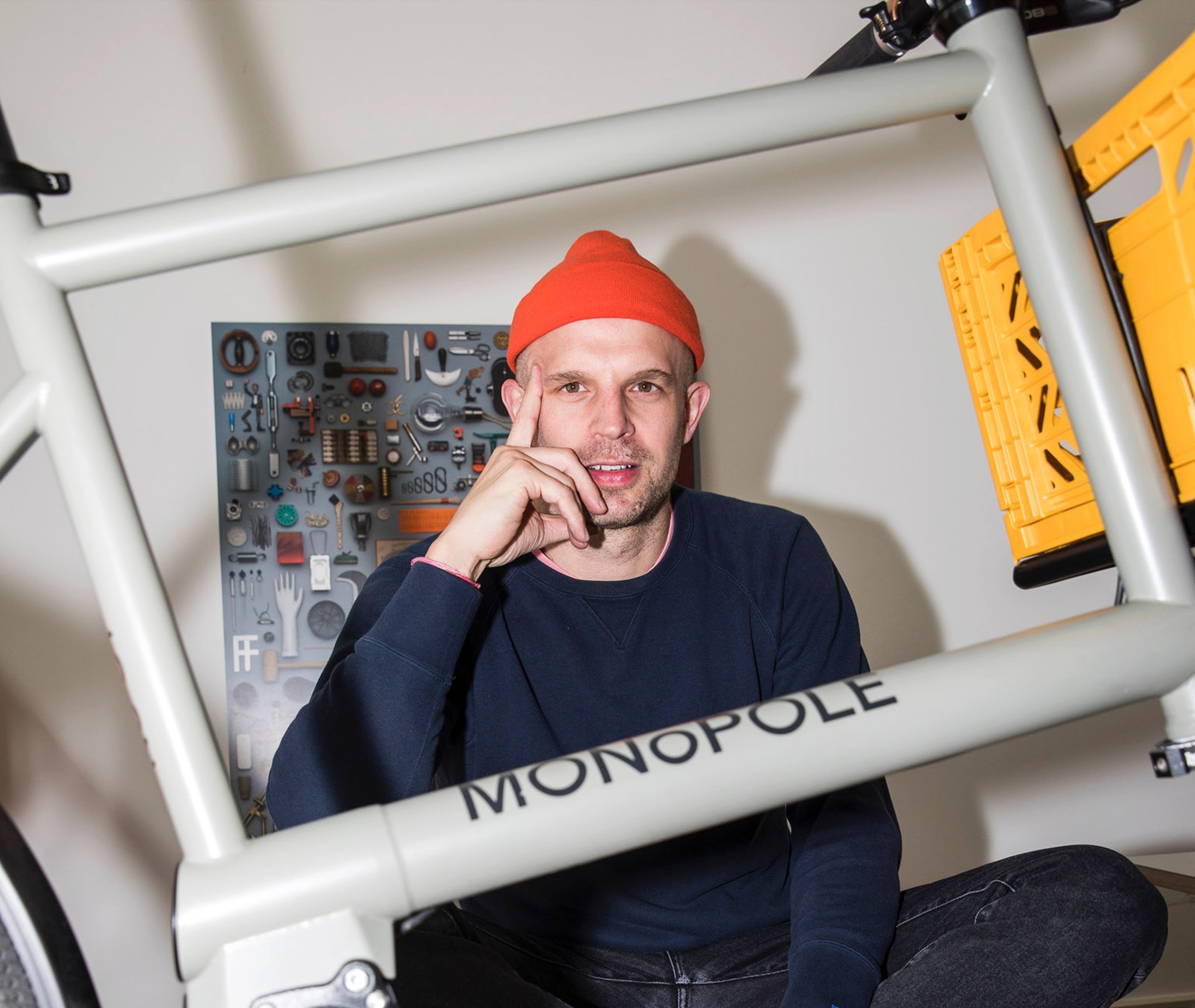 Le créateur, Nicola Stäubli, la quarantaine, a étudié l’architecture puis a longtemps conçu des sacs chez Freitag.