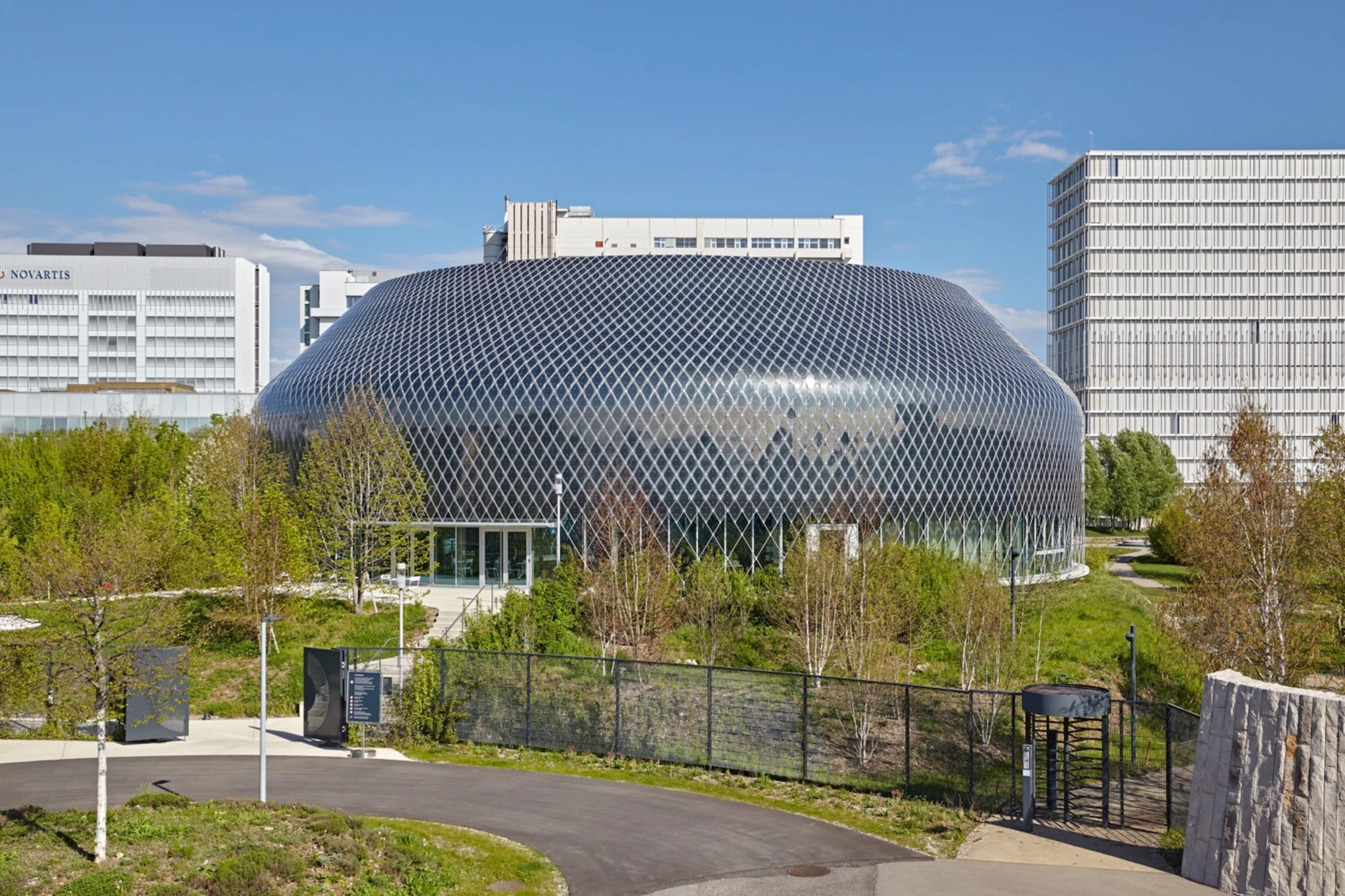 Beim Novartis Pavillon in Basel erzeugen Solarzellen die Energie, die das bewegte Lichtspiel braucht. Foto: Diovan Shaheri
