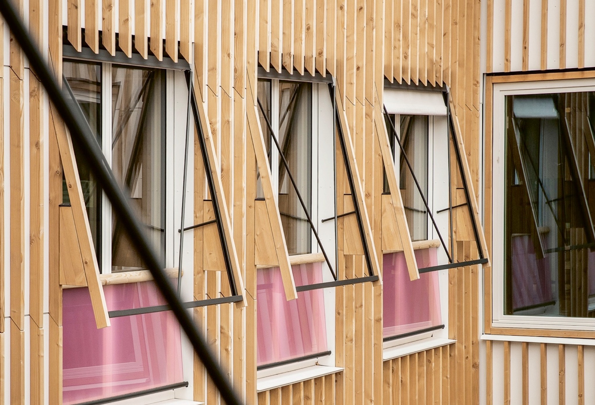 Drei von 202 Sonnenstoren am neuen Kinderspital in Zürich