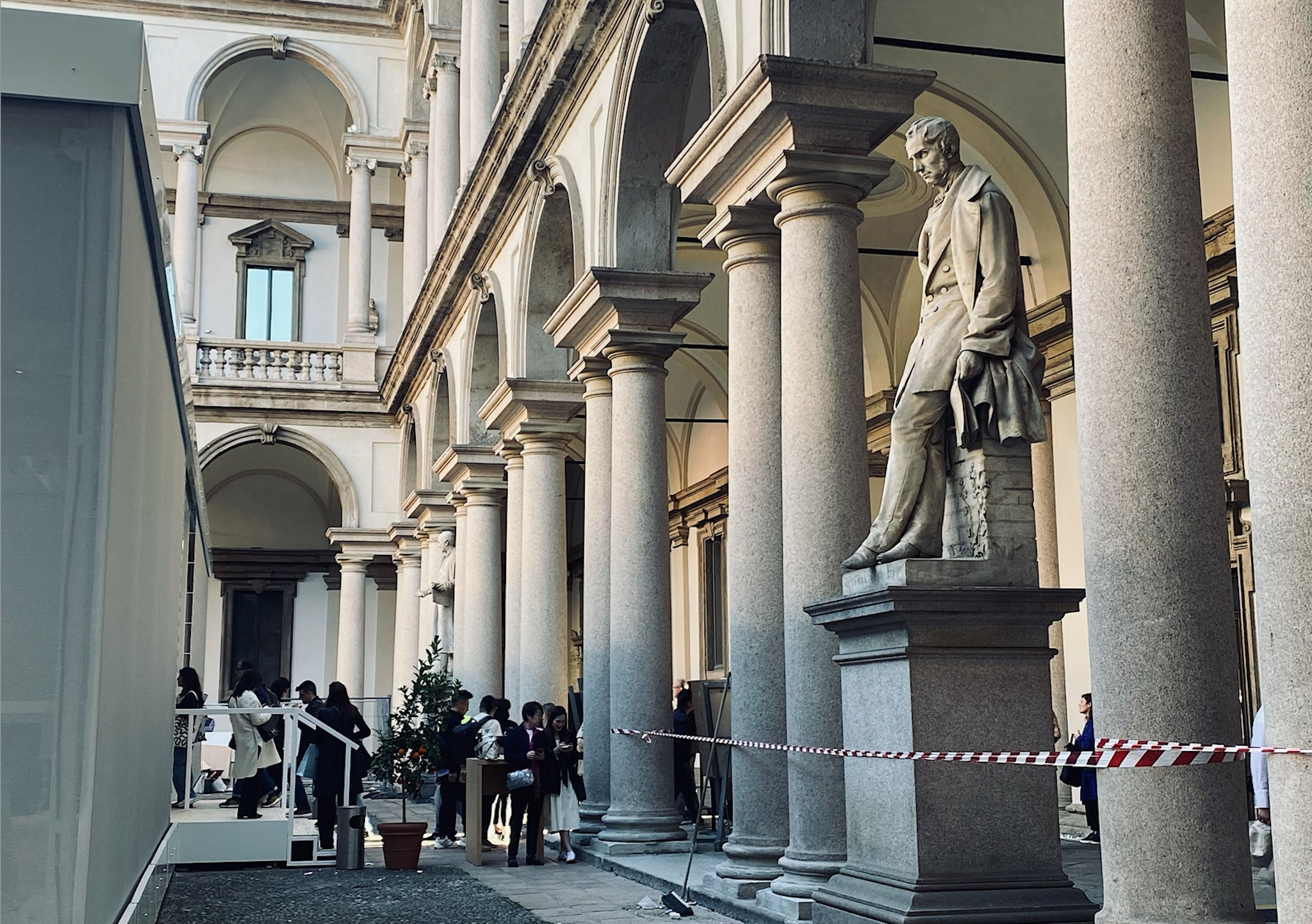 Nicht alle Ausstellungen des Fuorisalone wussten die Schönheit ihrer Umgebung zu nutzen – wie im Innenhof des barocken Palazzo di Brera, den ein wuchtiger Messestand verunstaltet.