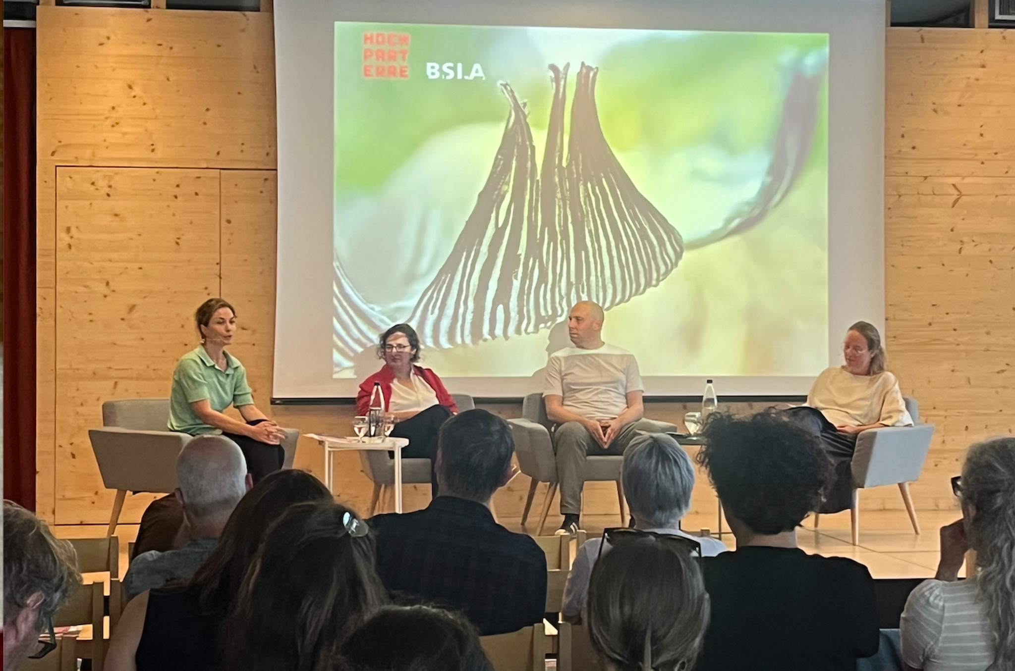 Friederike Meinhardt, Co-Präsidentin BSLA, Jasmin Joshi, Leiterin Institut für Landschaft und Freiraum an der OST, Daniel Baur von Bryum Landschaftsarchitekten diskutierten unter der Leitung von Hochparterre-Redaktorin Maarit Stöbele (v.l.n.r.).