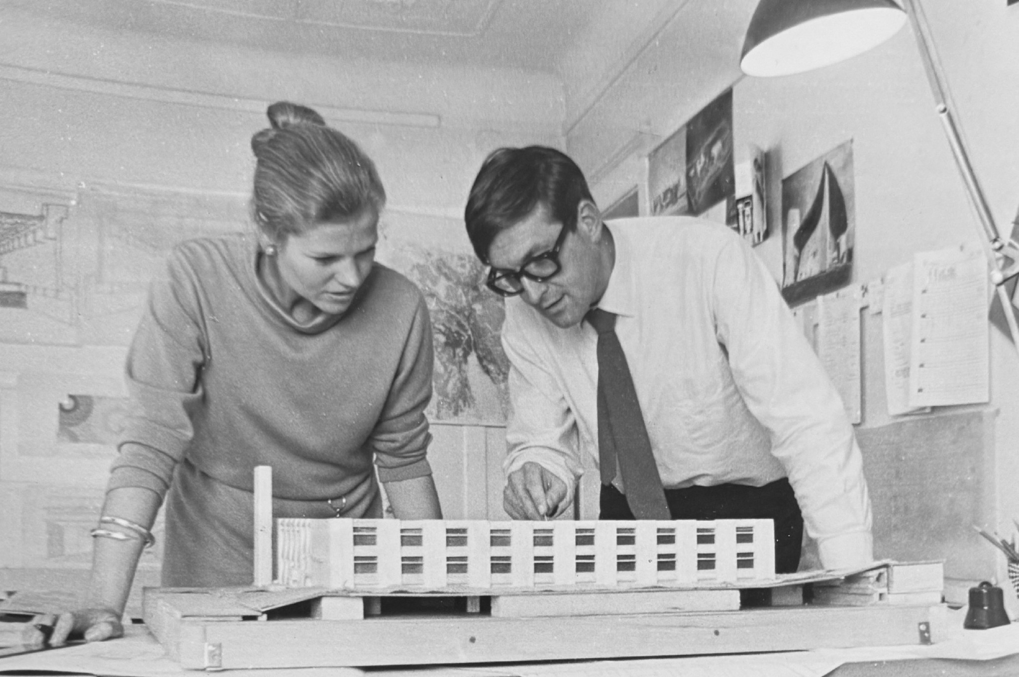 Esther und Rudolf Guyer 1965 mit dem Modell der Kaserne Bremgarten.