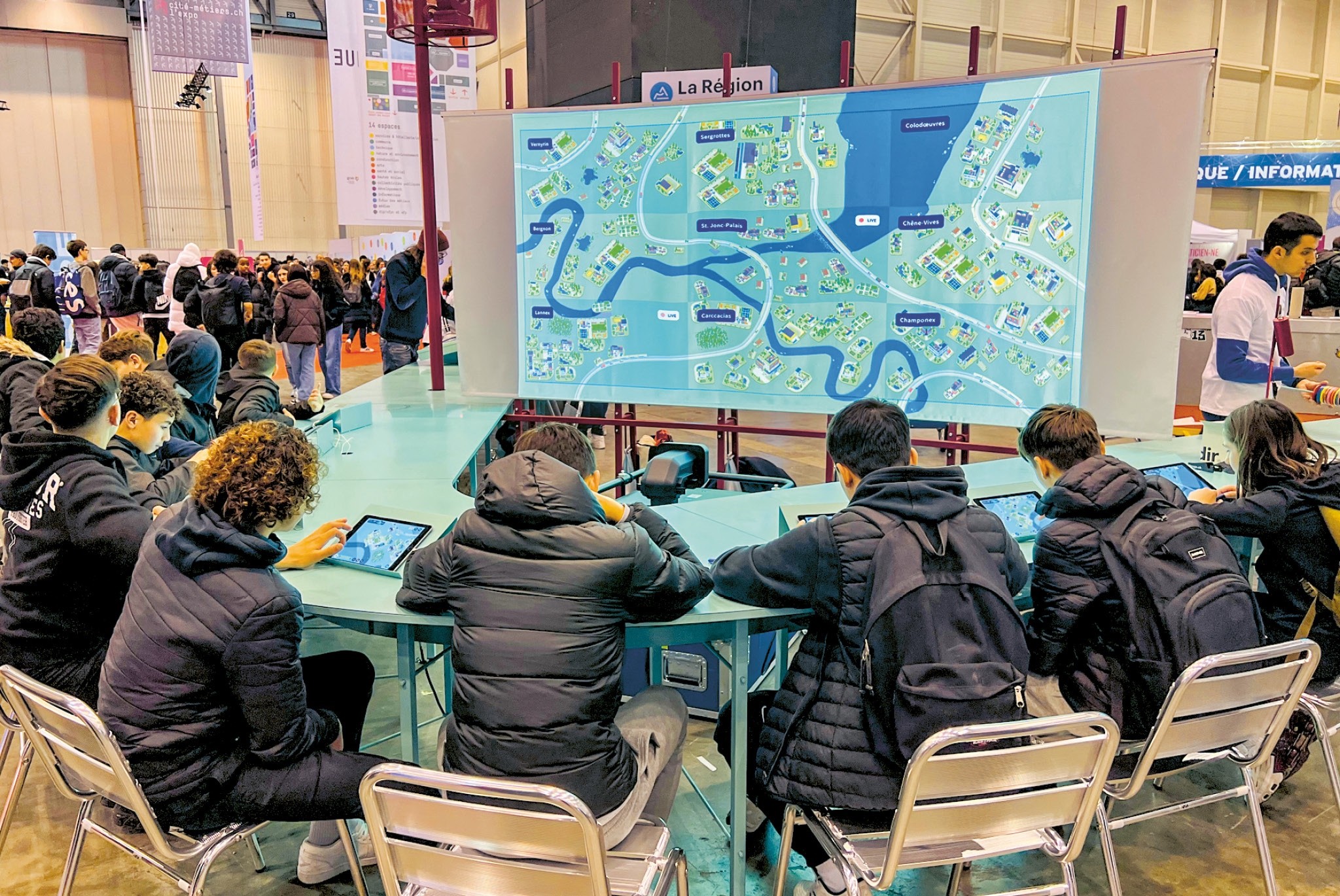 An der Berufsmesse testen Jugendliche das Game ‹Équilibre – Ville de demain›.