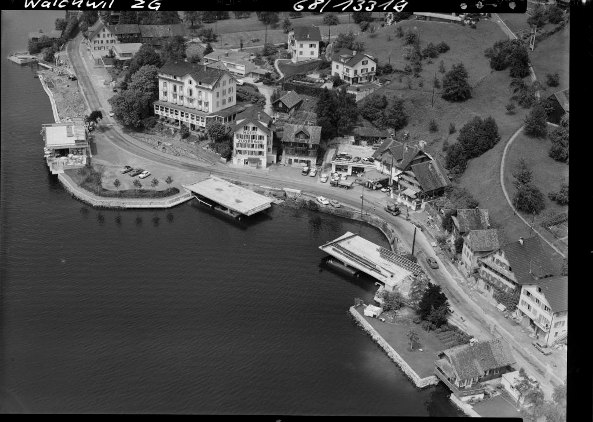 Phase d’aménagement dans les années 1960: à Walchwil, un large pont est construit devant l’ancienne route en 1968. Source: bibliothèque de l’ETH Zurich, archives photographiques