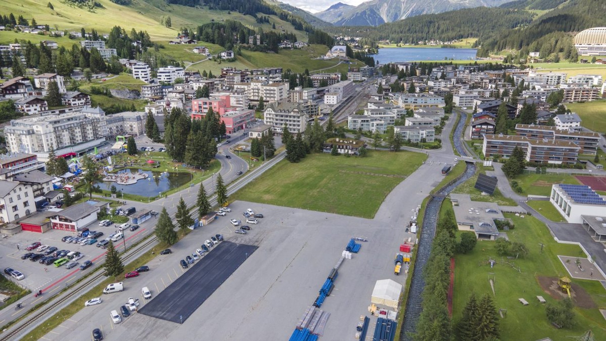 Hier entsteht jetzt doch kein neuer Bahnhof: Areal um Bahn, Seehofseeli und Parsennbahn in Davos. (Bild Olivia Aebli-Item)