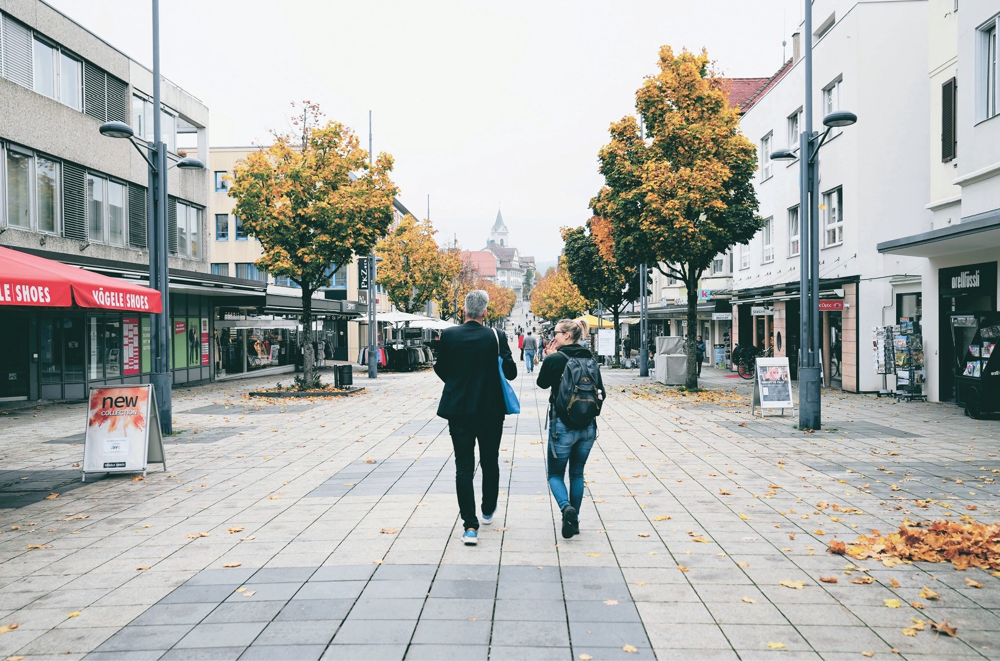 «Einen Baum zu pflanzen und eine Bank davorzusetzen, reicht nicht mehr», sagt Sascha Roesler, hier zusammen mit der Autorin auf der Oberen Bahnhofstrasse in Wil.