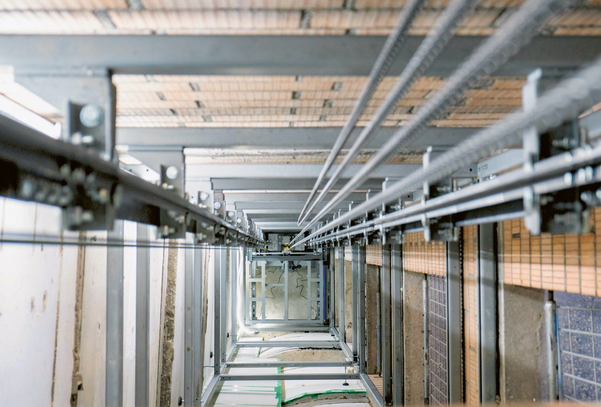 Neuer Lift in einem denkmalgeschützten Haus: Das eingepasste Stahlgerüst geht über alle Stockwerke.