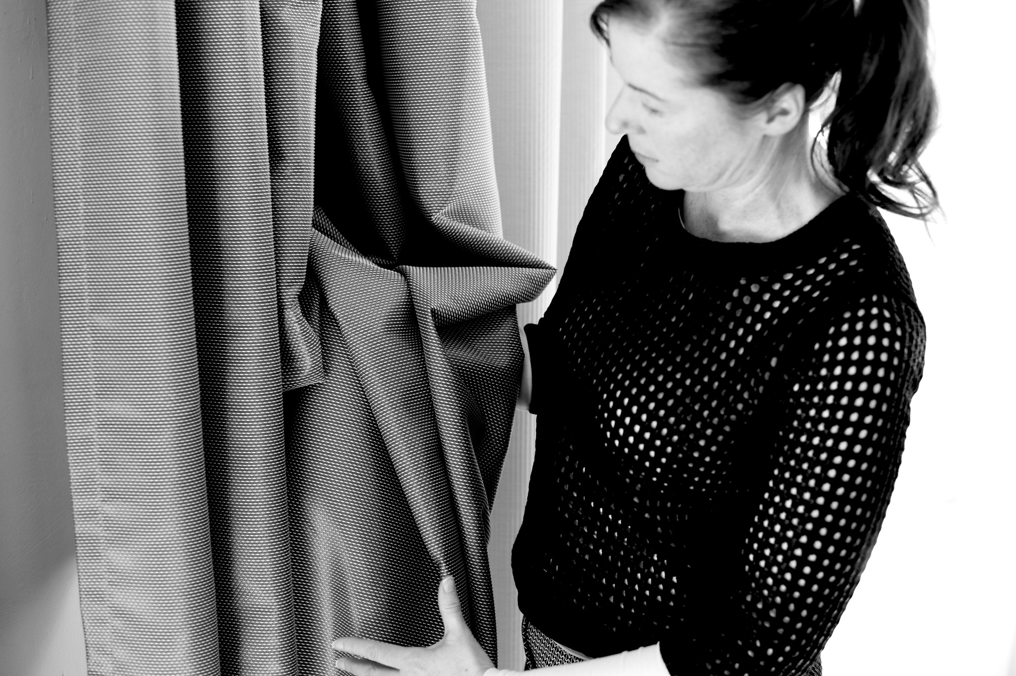 Die Textildesignerin Annette Douglas fokussiert auf akustisch wirksame Vorhangstoffe.
