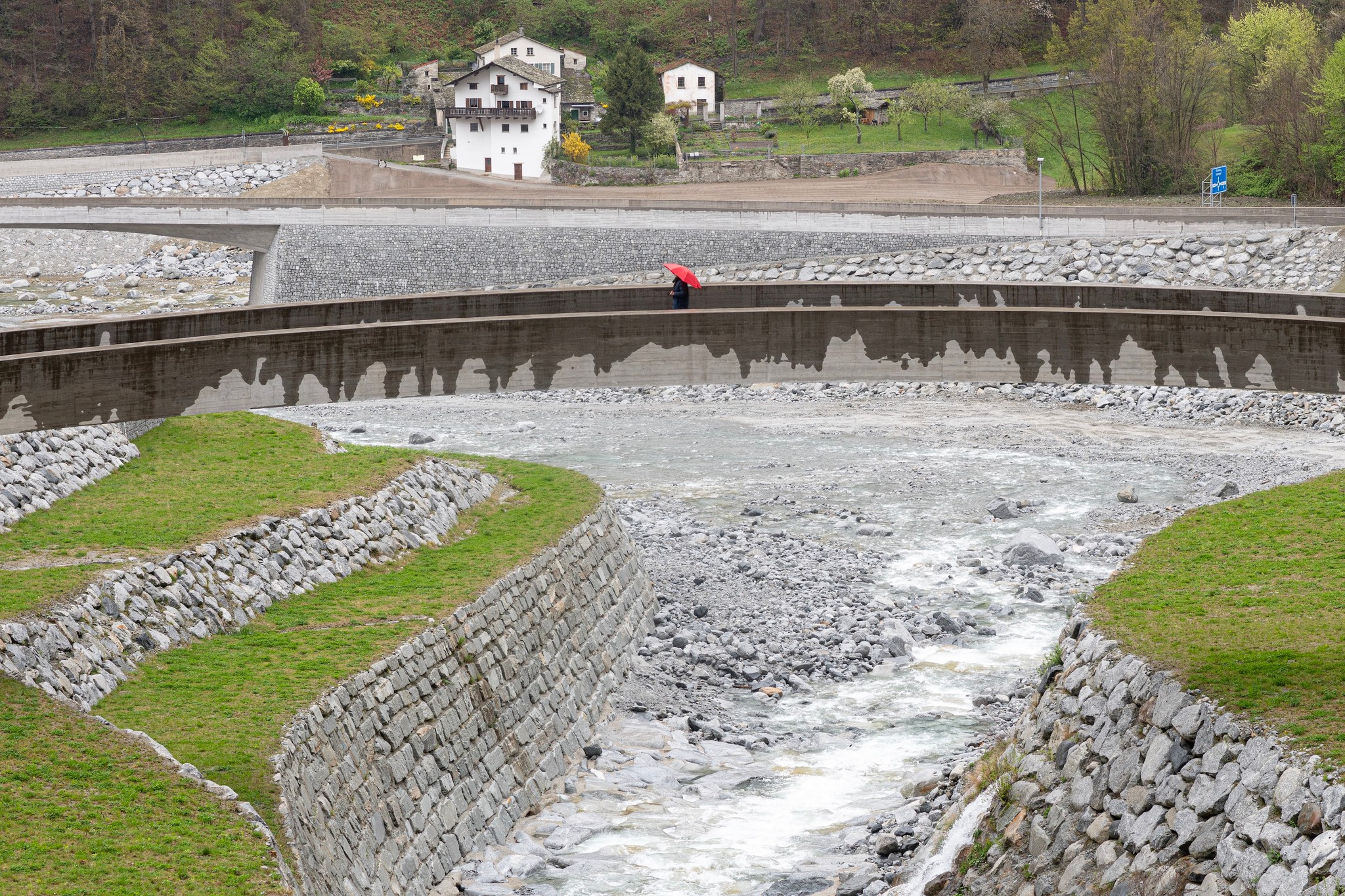 Unterhalb der Punt-Brücke von Bondo öffnet sich das Rückhaltebecken.