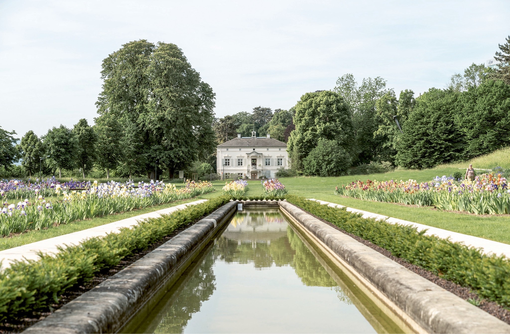 Staudenbeete umrahmen das lange Wasserbecken der ‹Grün 80›.