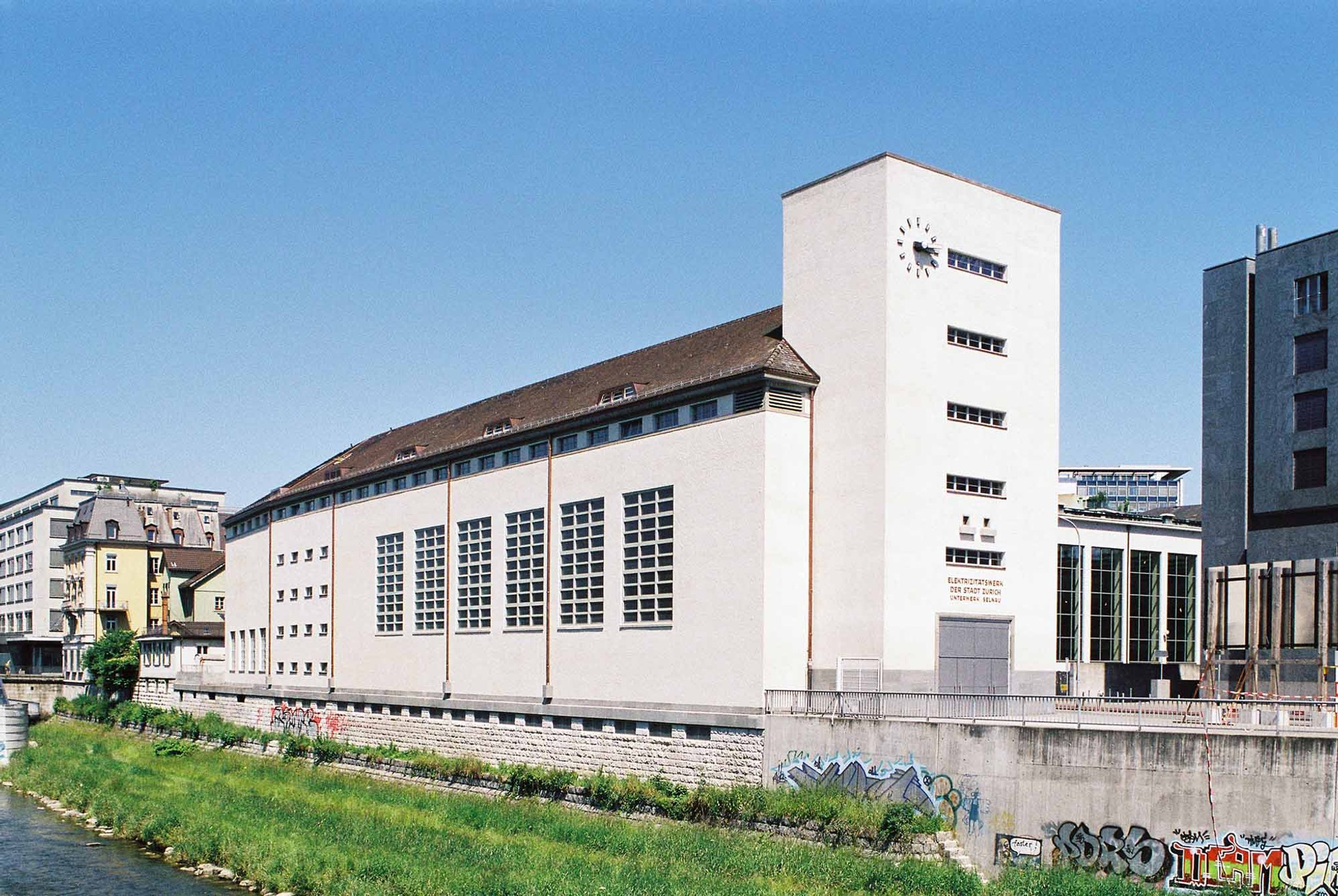 Das frisch renovierte ehemalige EWZ-Unterwerk an der Sihl in Zürich im Jahr 2001.