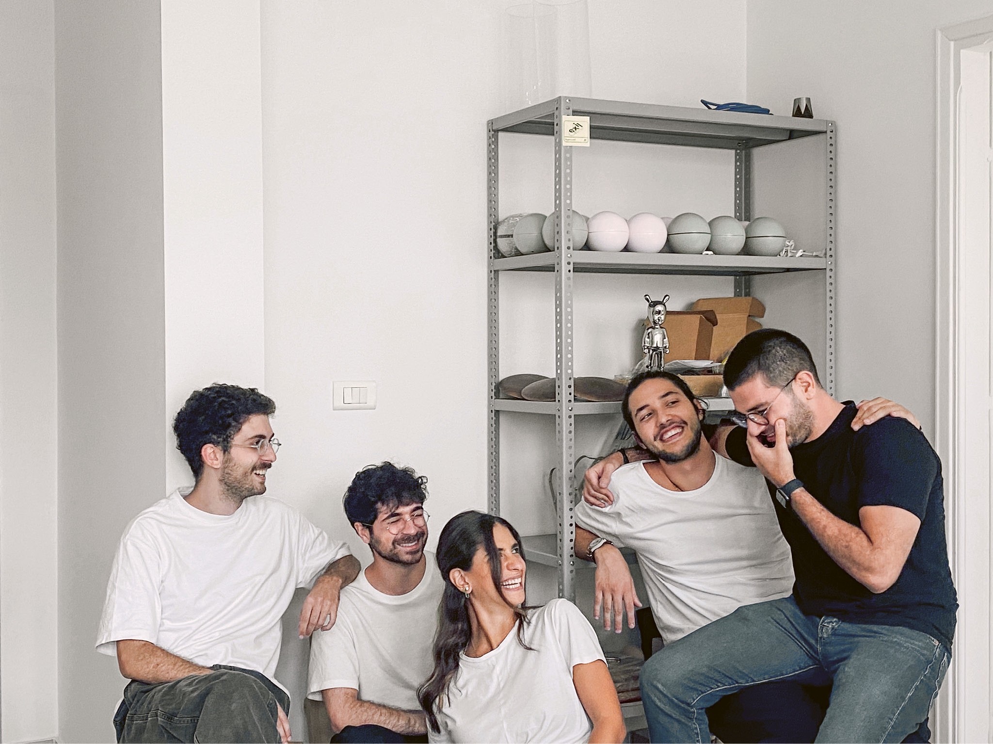 Hinter der Plattform ‹Exil Collective› stehen Antoine Guekjian, Joseph Geagea, Tatiana Akl und die Brüder Omar und Youssef Bassil (von rechts) sowie Rania Abillama (nicht im Bild). Sie ist Teil der Ausstellung ‹Beirut. Zeiten des Designs› im Mudac.
