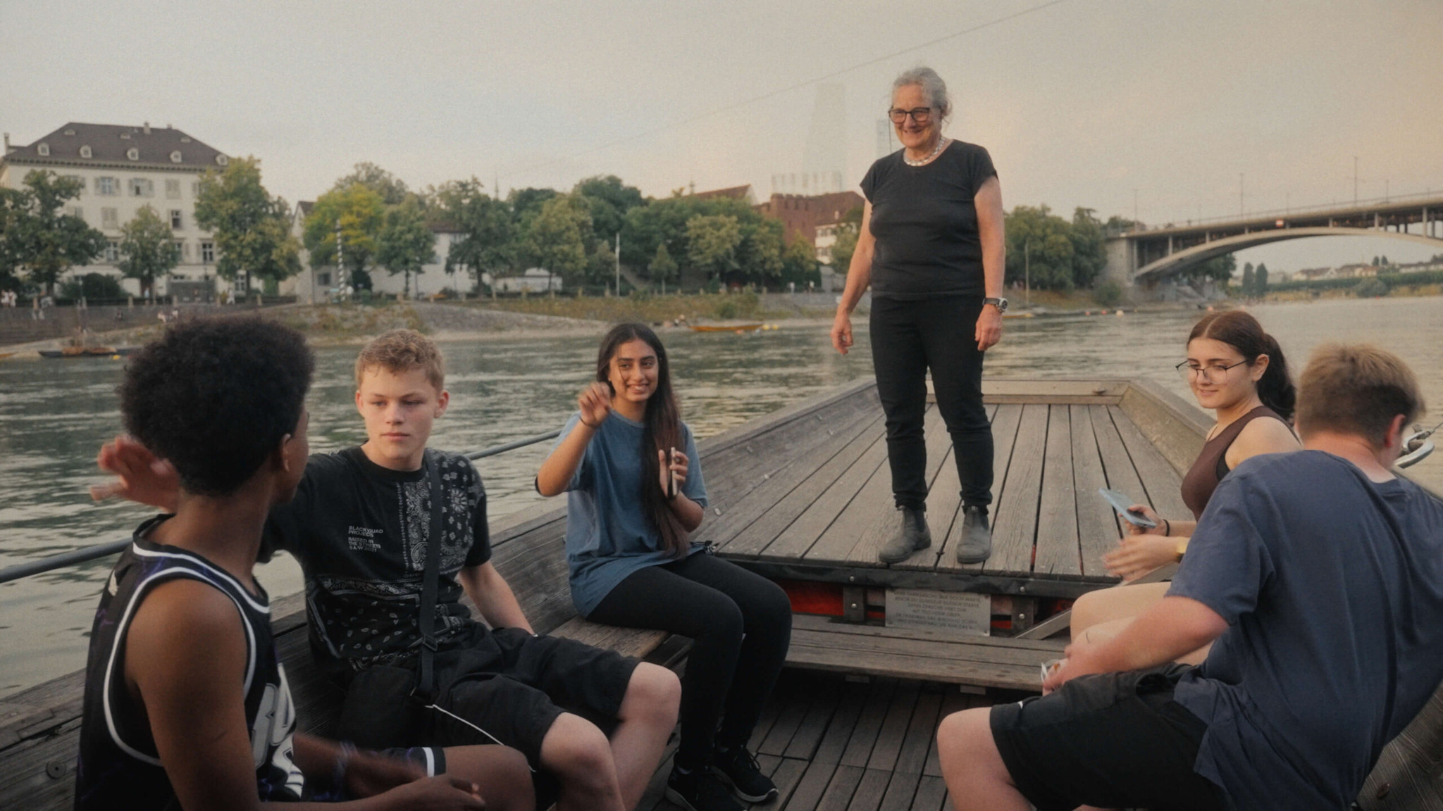 Auch das erfährt und sieht man im Film: Barbara Buser war die erste Fährifrau auf den Basler Rheinfähren.