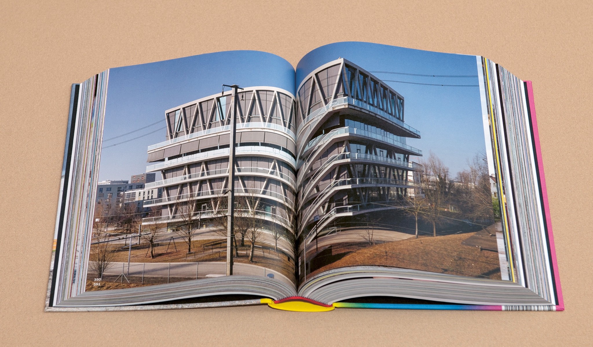 Satte Bilder dokumentieren den Wandel des Stadtteils. Sie zeigen Ab- und Umbrüche, prägnant und prägend Gebautes.