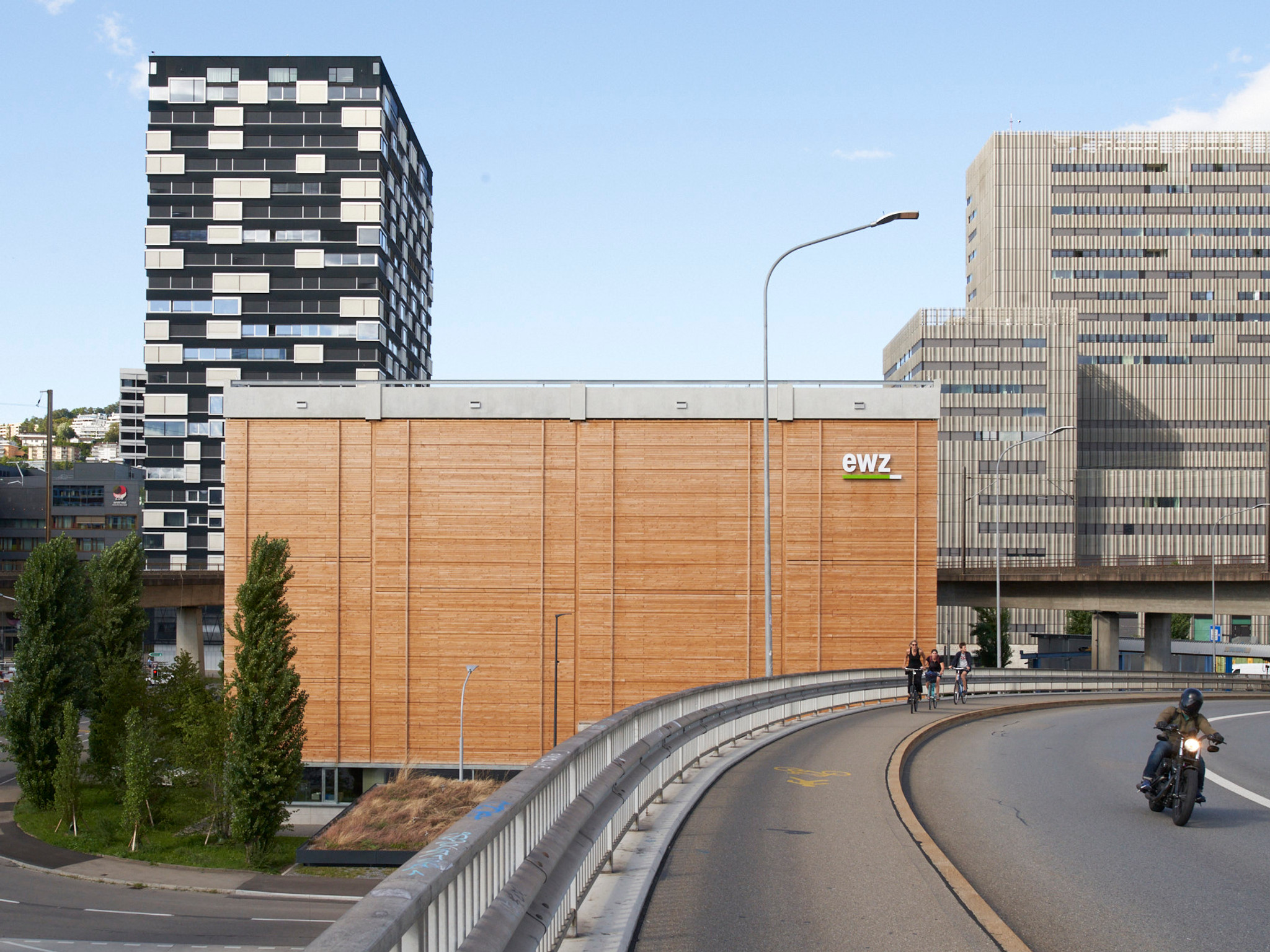 Zürcher Industriequartier: links teure Wohnungen und Hotel, rechts teure Wohnungen, Hochschule und Museen, dazwischen: ein Lagergebäude des EWZ.