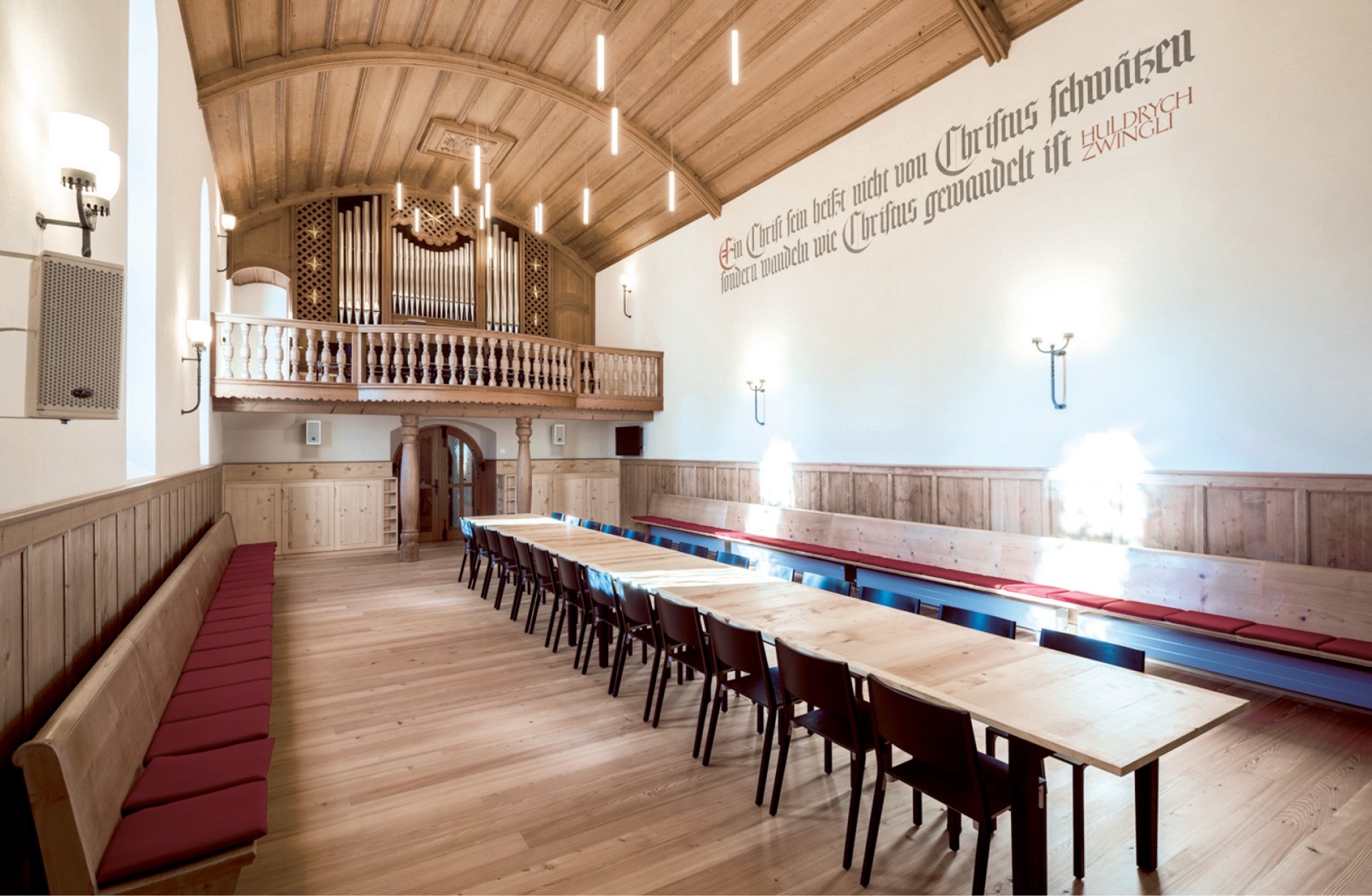 Die nicht mehr gebrauchten Kirchenbänke stehen nun anderswo, unter anderem im Lager des Landesmuseums. In der Achse des Kirchenschiffs steht dafür ein langer Tisch mit schwarzen Stühlen.